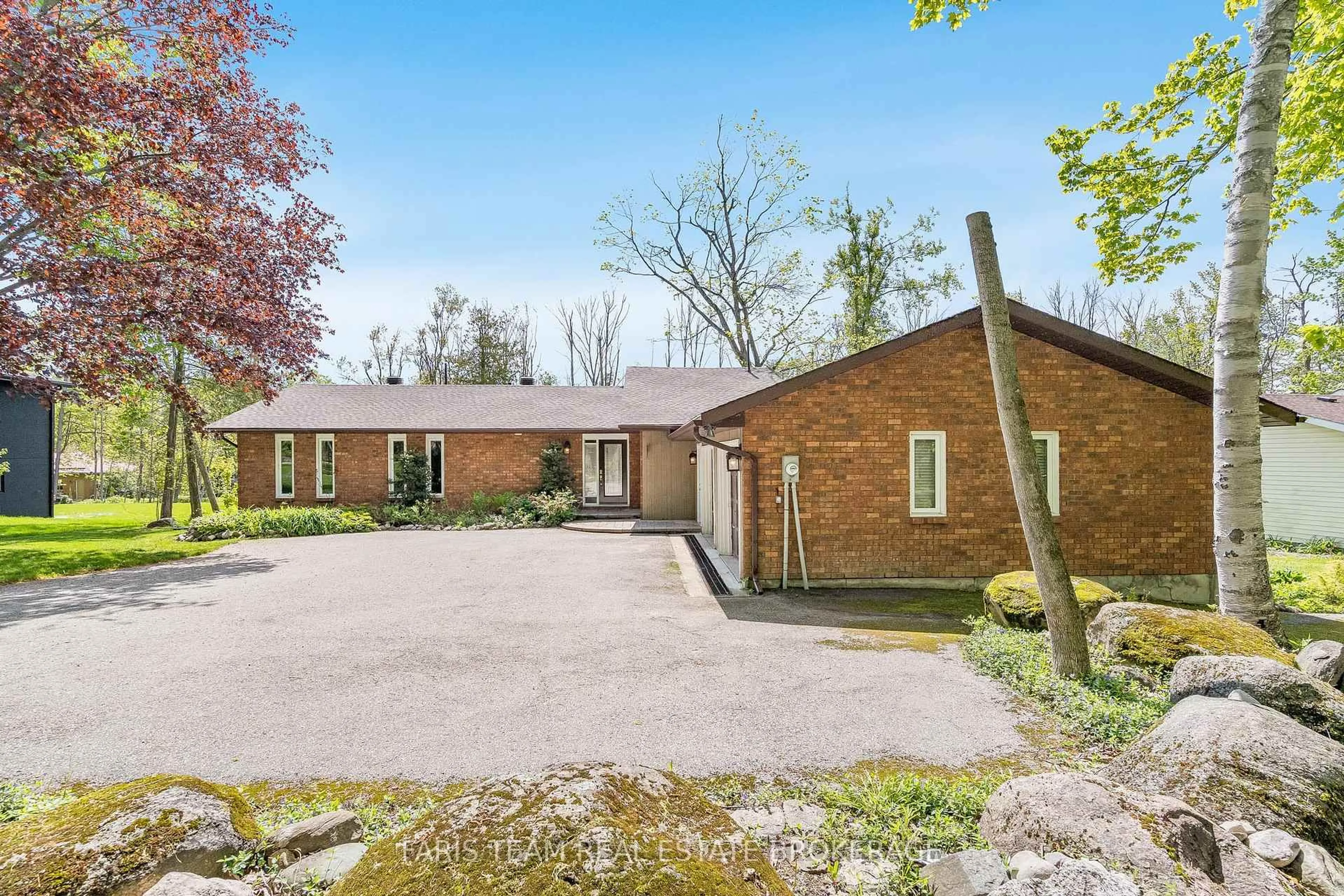 A pic from outside/outdoor area/front of a property/back of a property/a pic from drone, street for 21 Poplar Cres, Oro-Medonte Ontario L0L 1T0