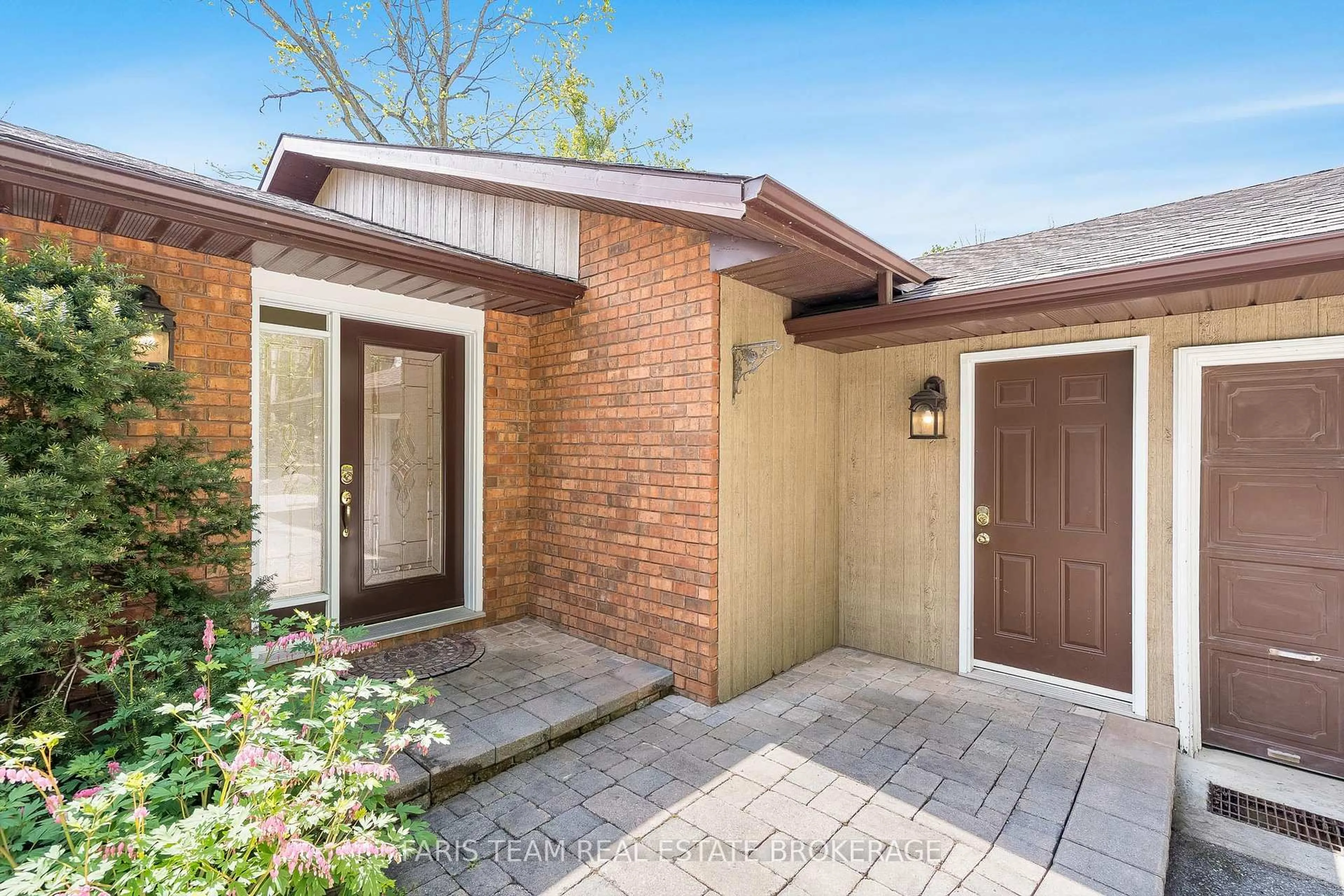 Home with brick exterior material, street for 21 Poplar Cres, Oro-Medonte Ontario L0L 1T0