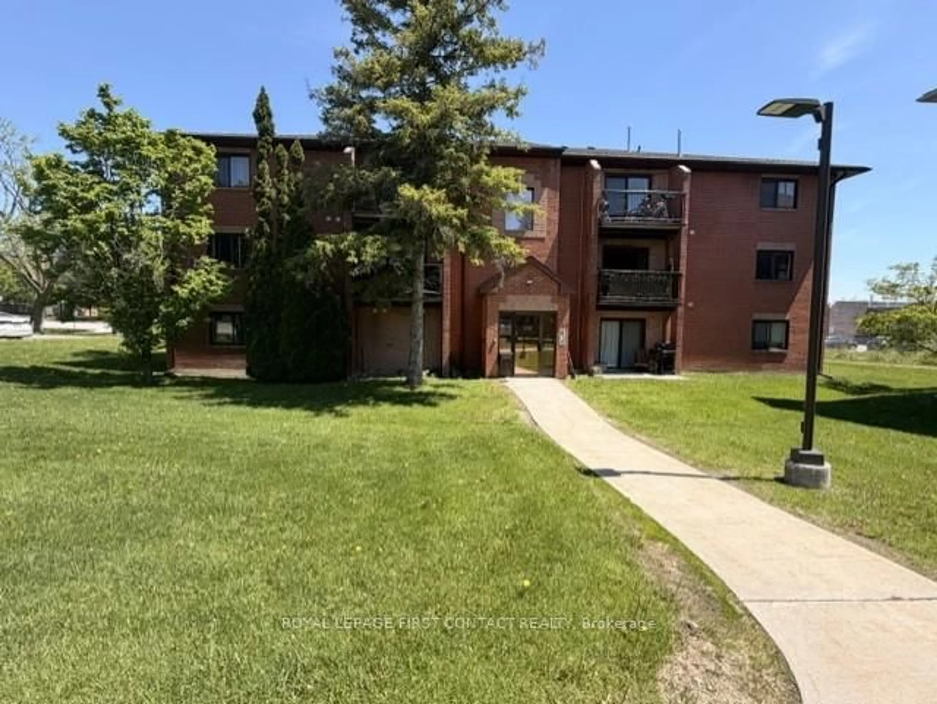A pic from outside/outdoor area/front of a property/back of a property/a pic from drone, unknown for 179 Edgehill Dr #B7, Barrie Ontario L4N 1L9