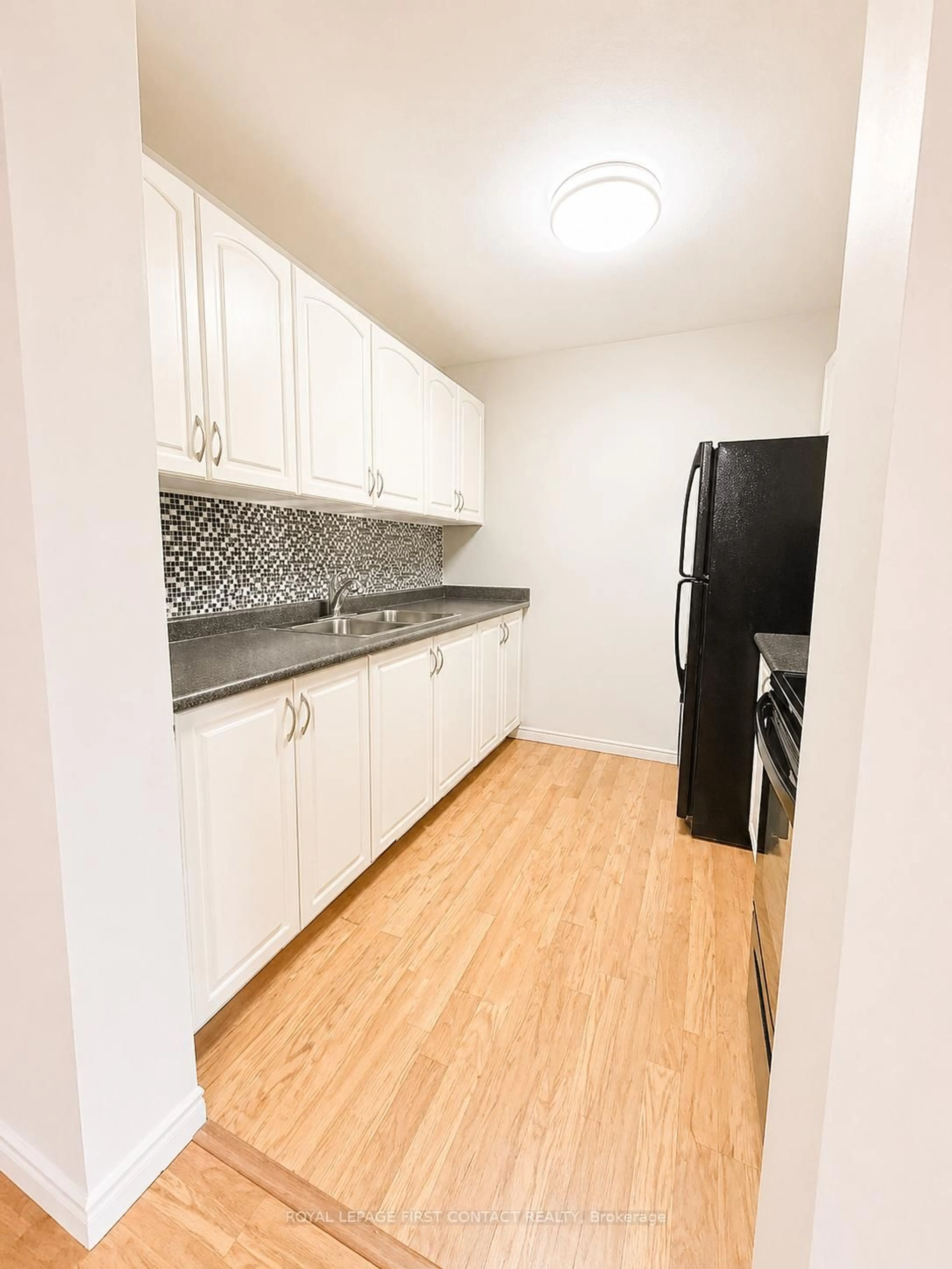Standard kitchen, unknown for 179 Edgehill Dr #B7, Barrie Ontario L4N 1L9