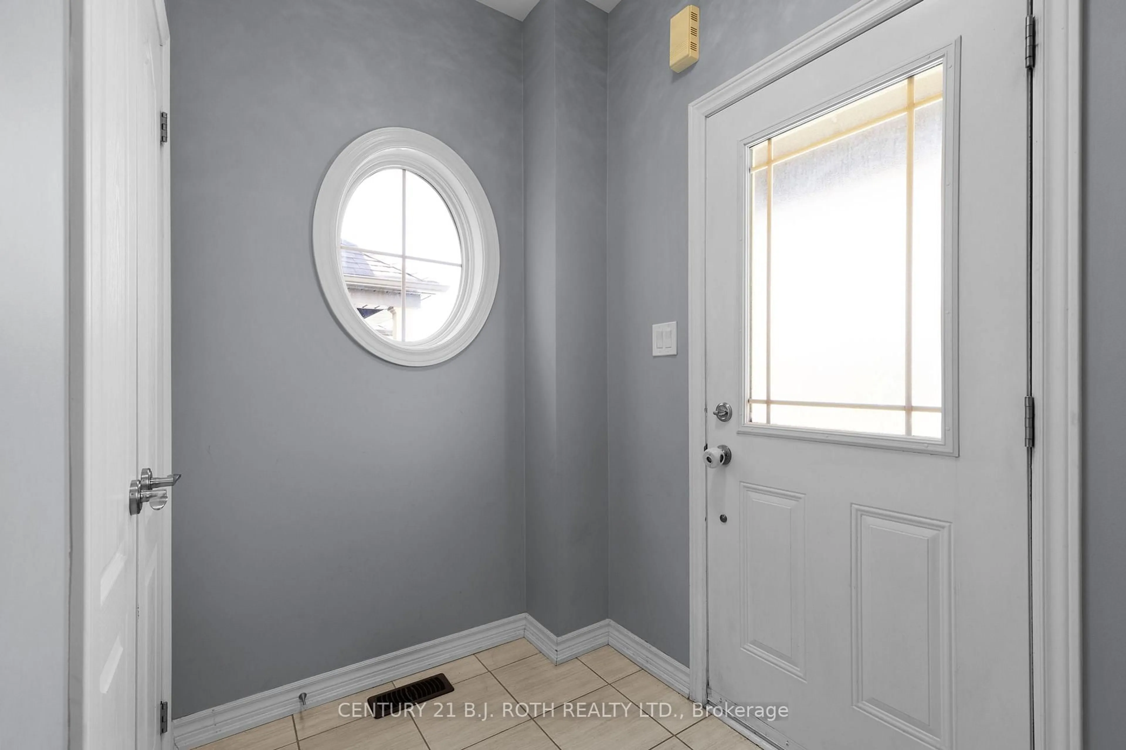 Indoor entryway for 27 Cygnus Cres, Barrie Ontario L4N 9C2
