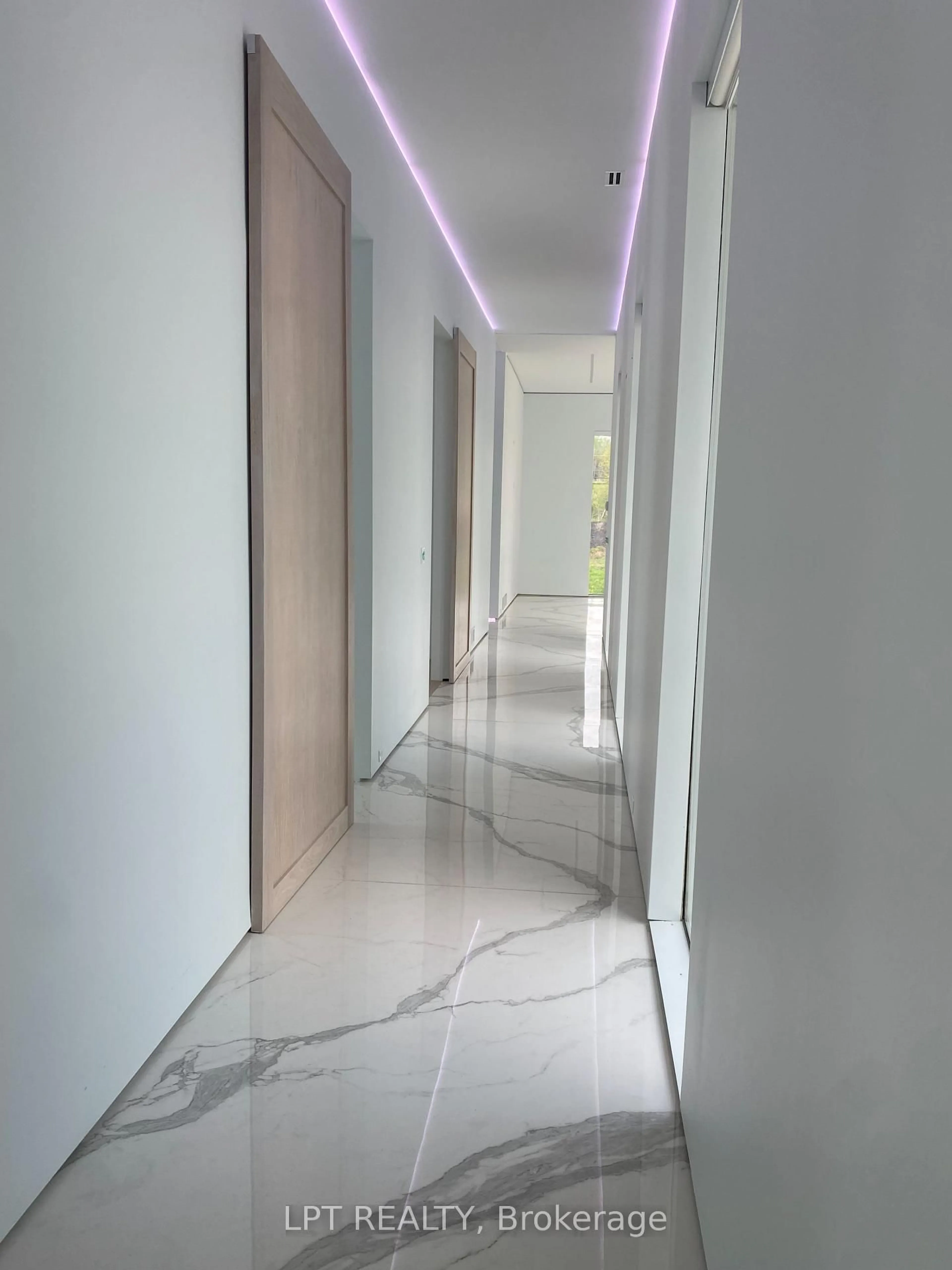 Indoor foyer for 4238 Burnside Line, Severn Ontario L3V 0W1