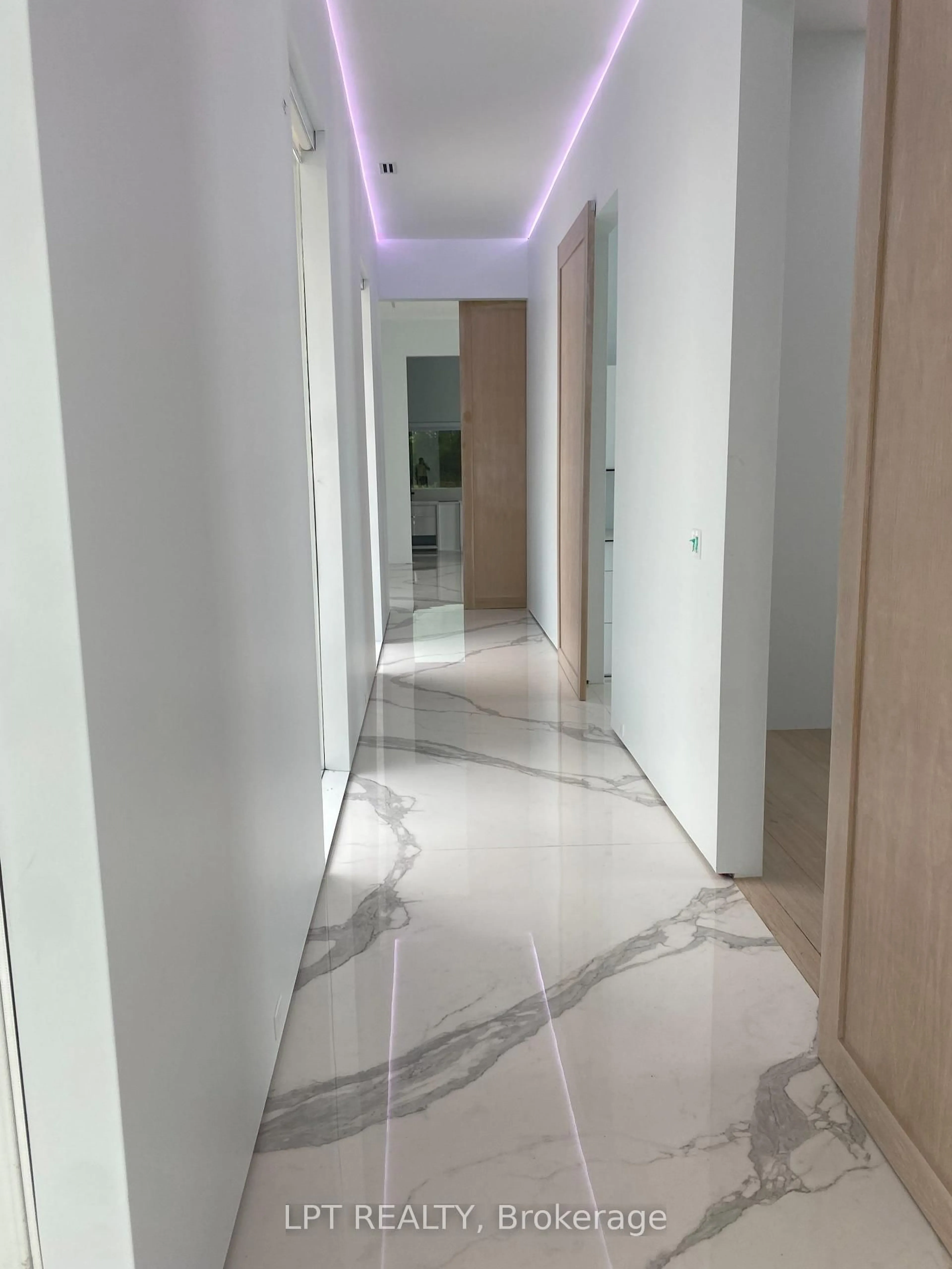 Indoor foyer for 4238 Burnside Line, Severn Ontario L3V 0W1