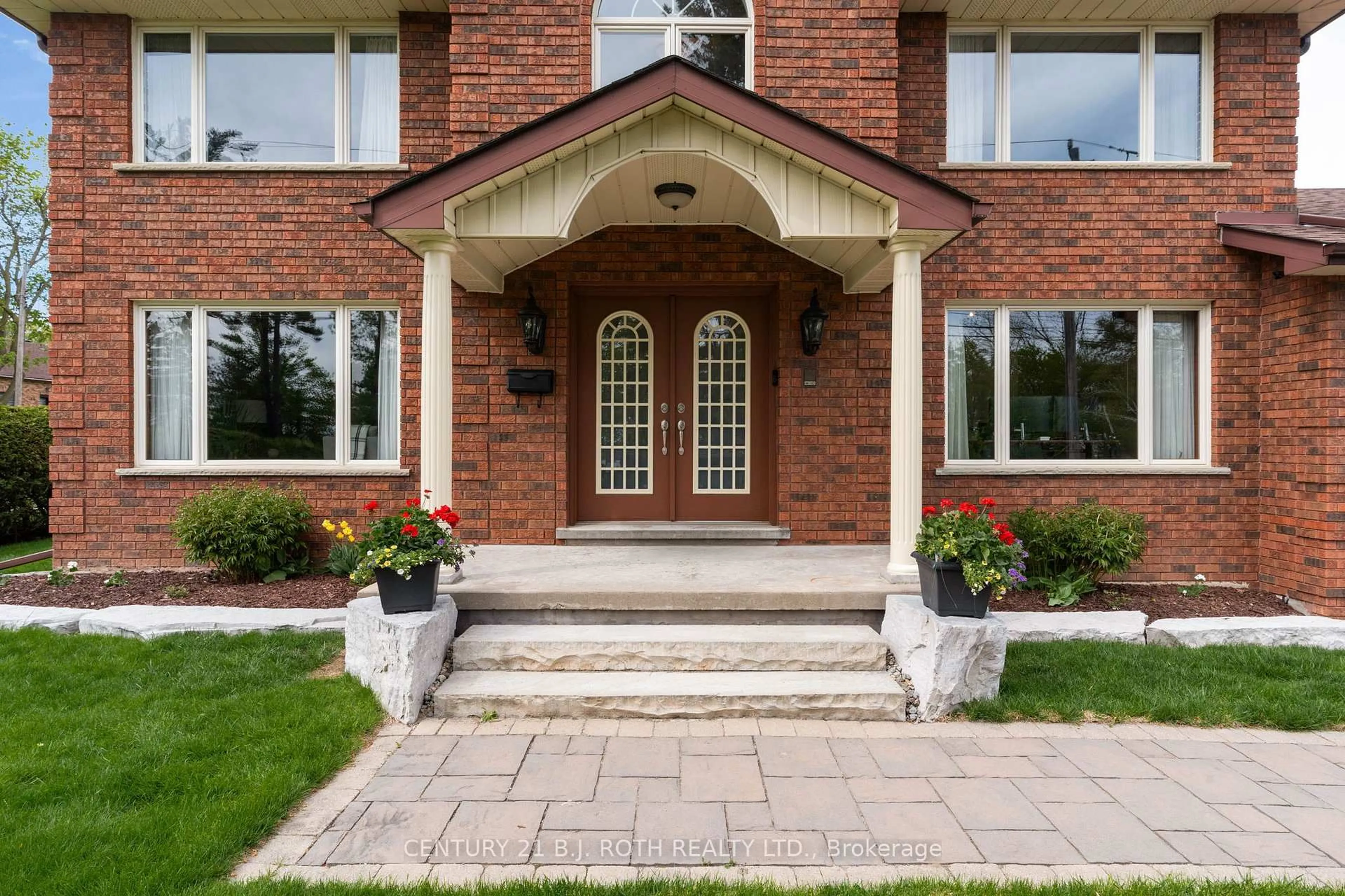 Home with brick exterior material, street for 360 Codrington St, Barrie Ontario L4M 1T2