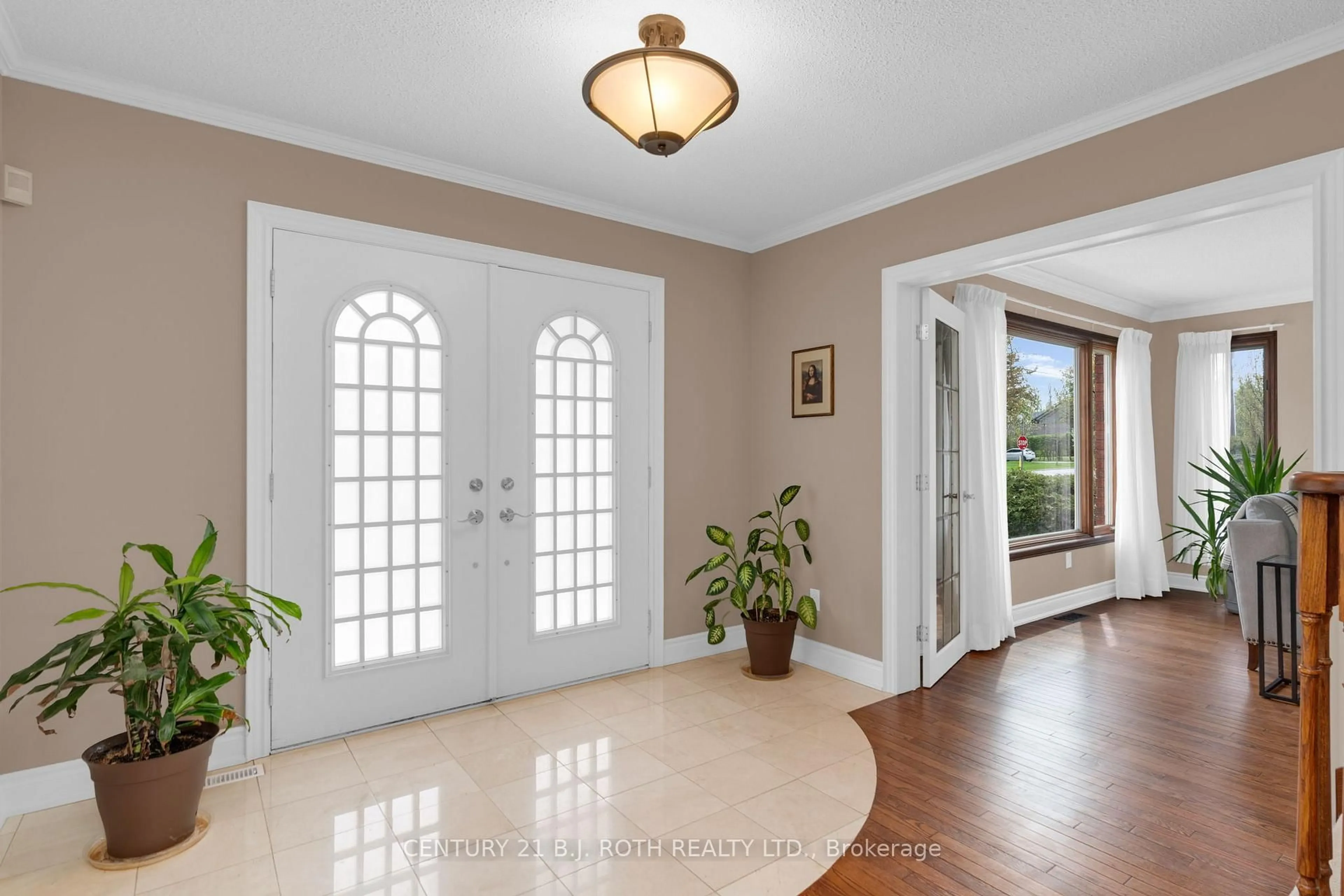 Indoor entryway for 360 Codrington St, Barrie Ontario L4M 1T2