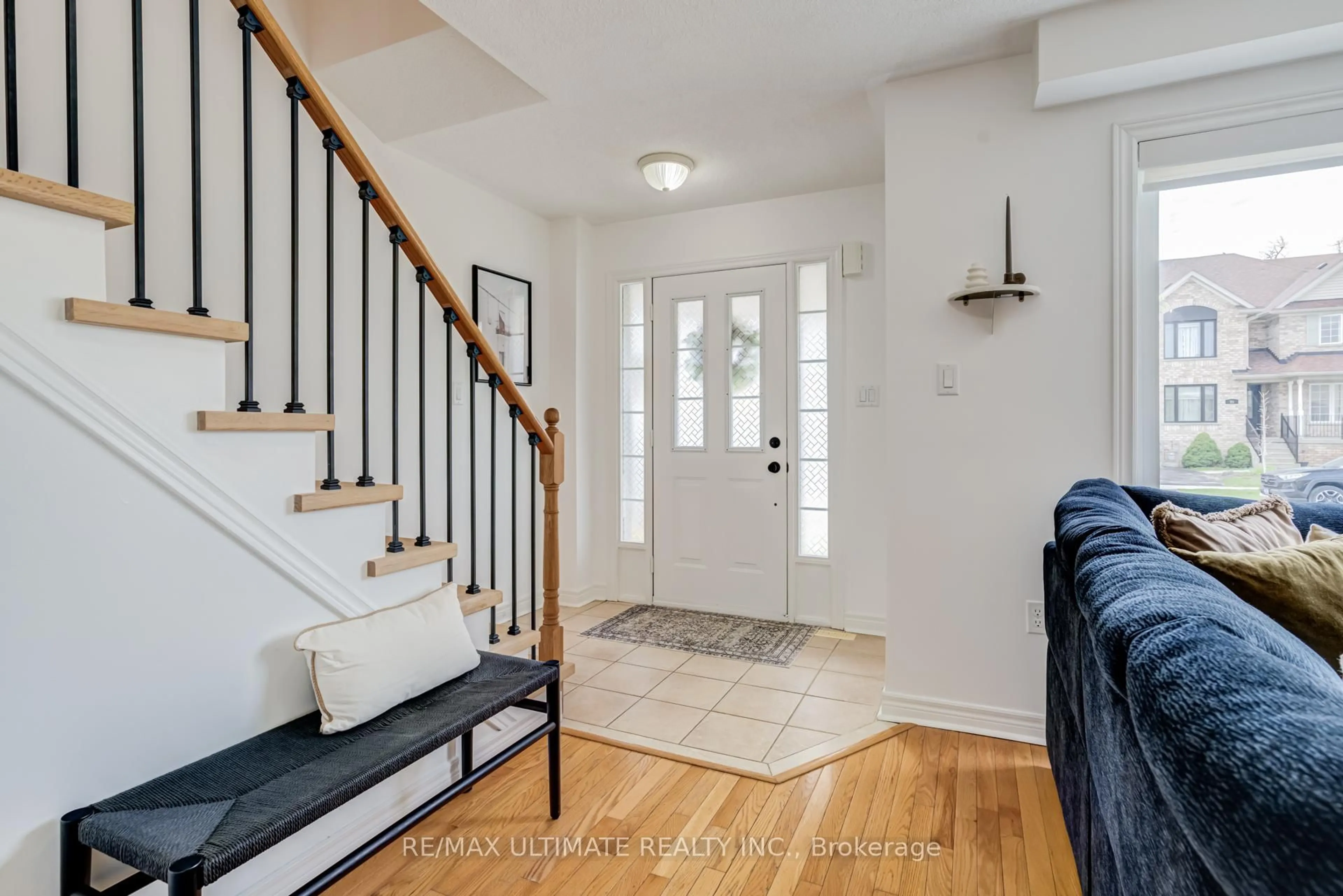 Indoor entryway for 94 Thrushwood Dr, Barrie Ontario L4N 0Z1