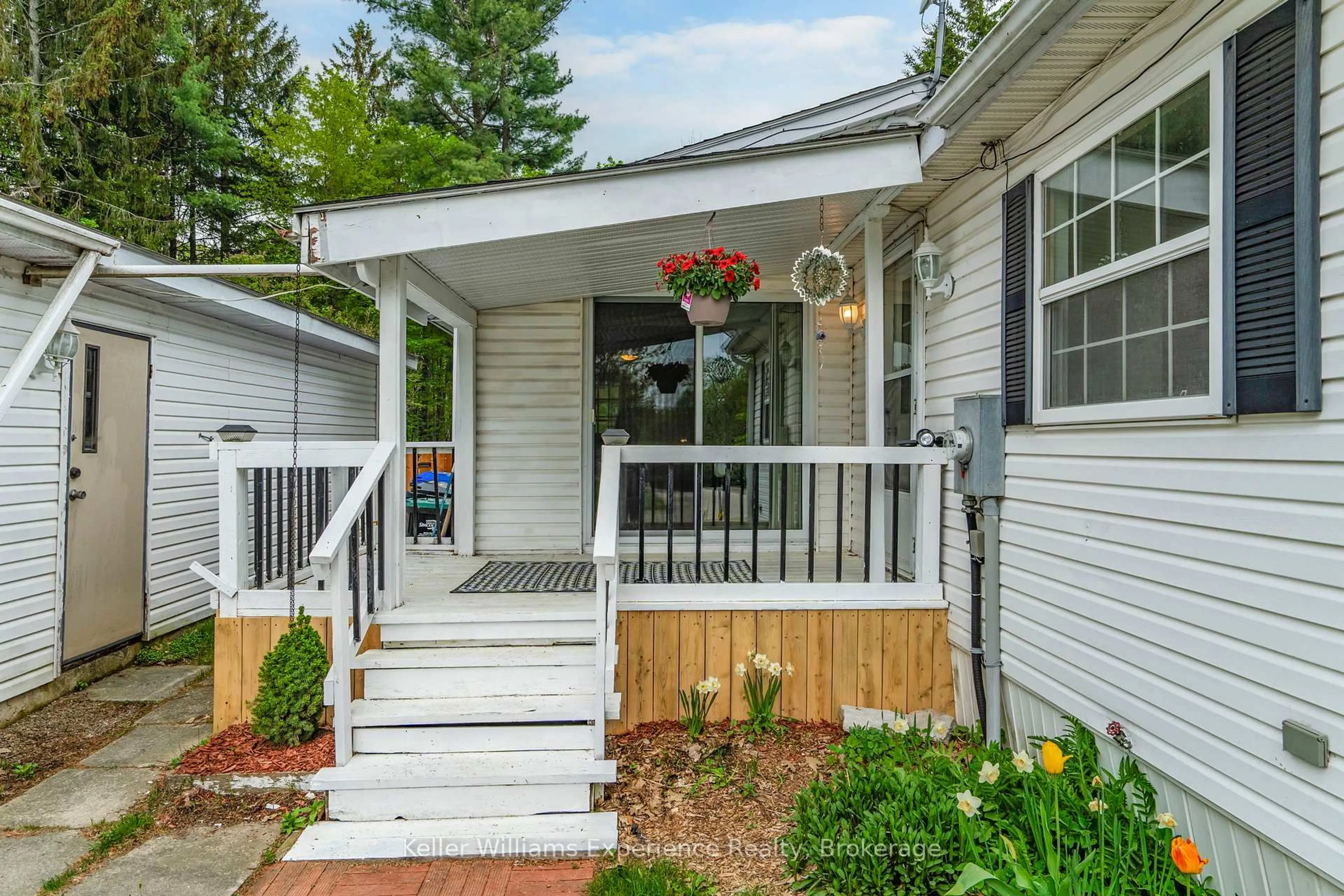 Home with vinyl exterior material, street for 5411 Elliott Sdrd #15, Tay Ontario L4R 4K3