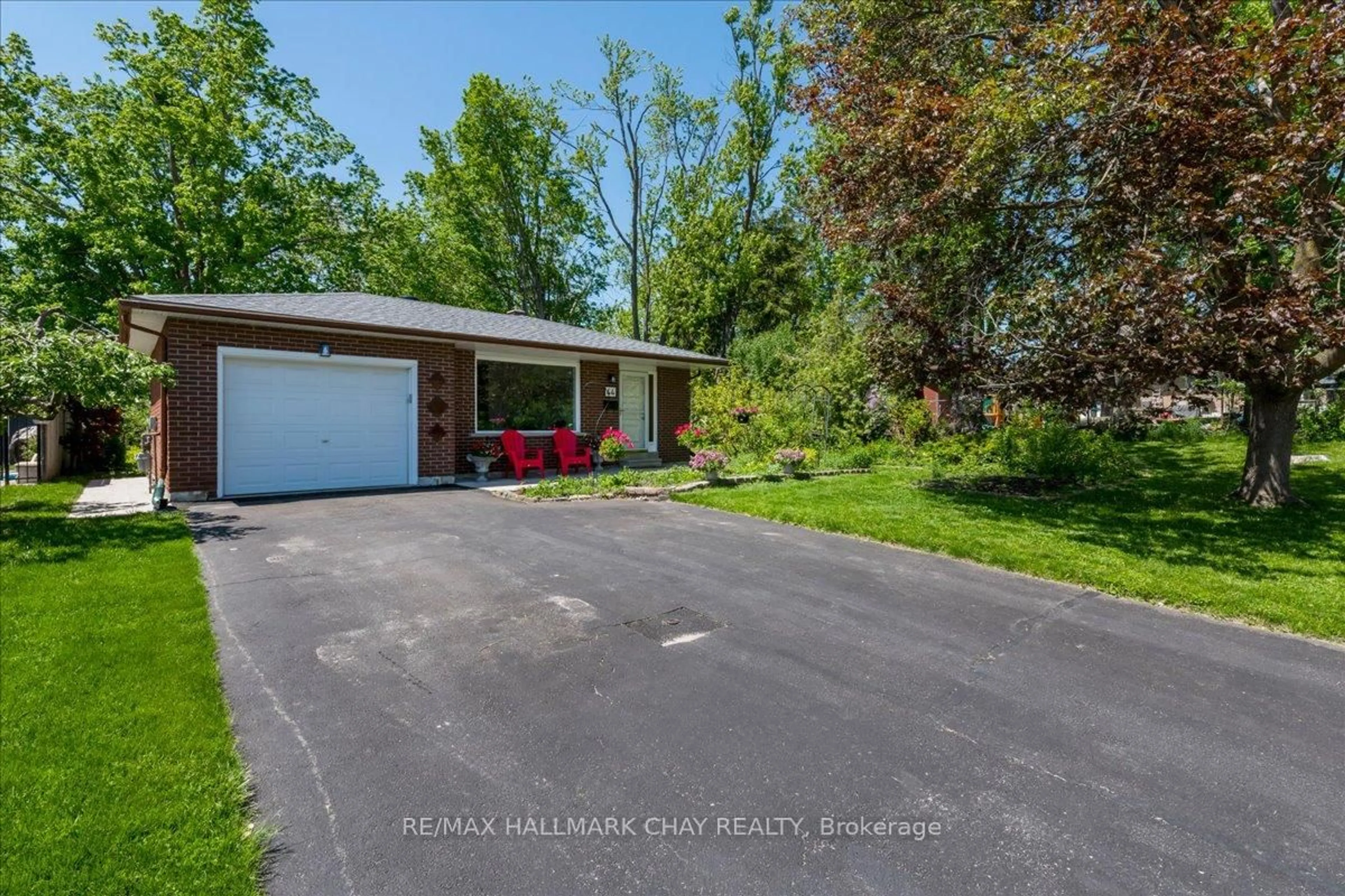 A pic from outside/outdoor area/front of a property/back of a property/a pic from drone, unknown for 44 Belcourt Ave, Barrie Ontario L4M 4E4