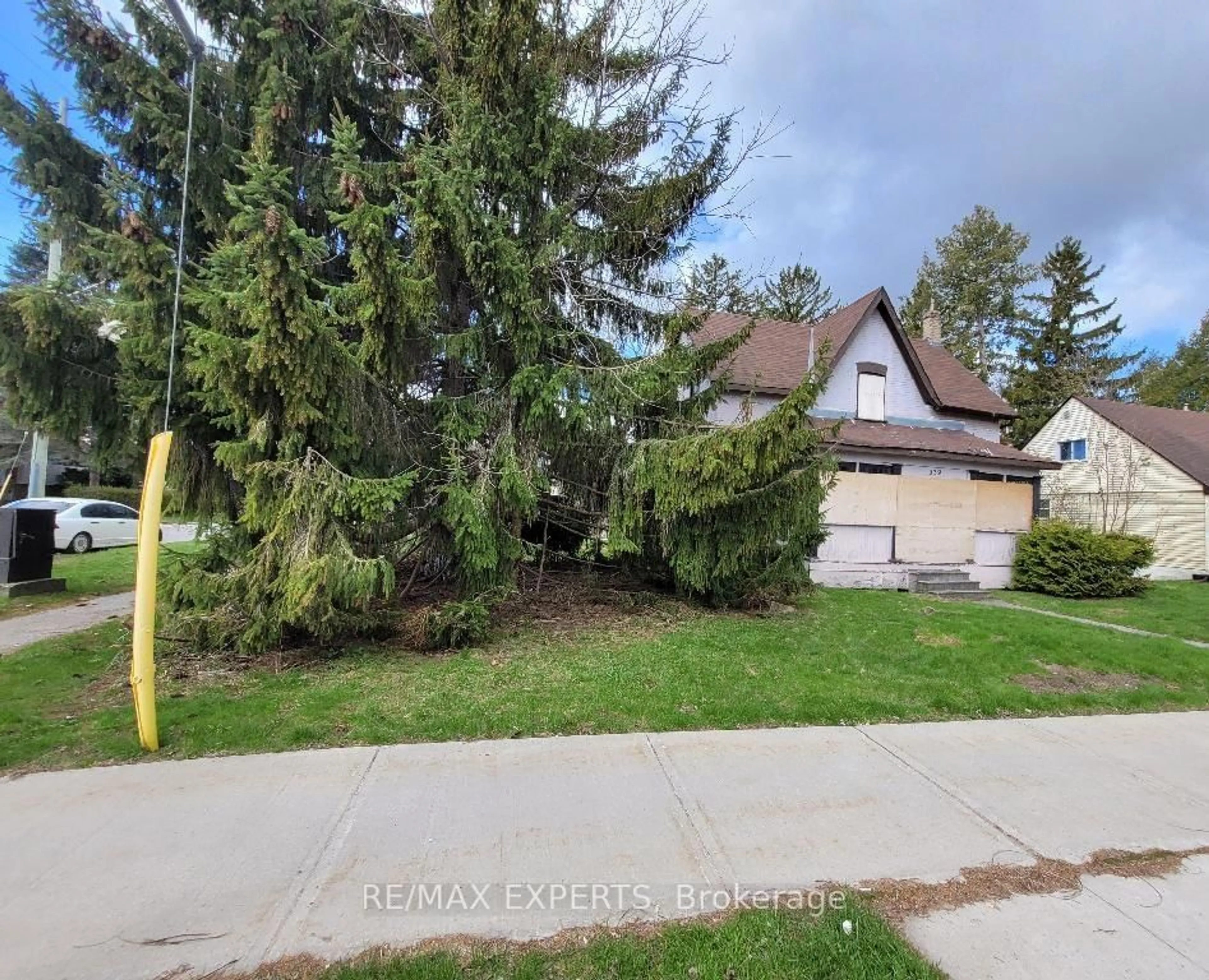 A pic from outside/outdoor area/front of a property/back of a property/a pic from drone, street for 339 Gill St, Orillia Ontario L3V 4K3