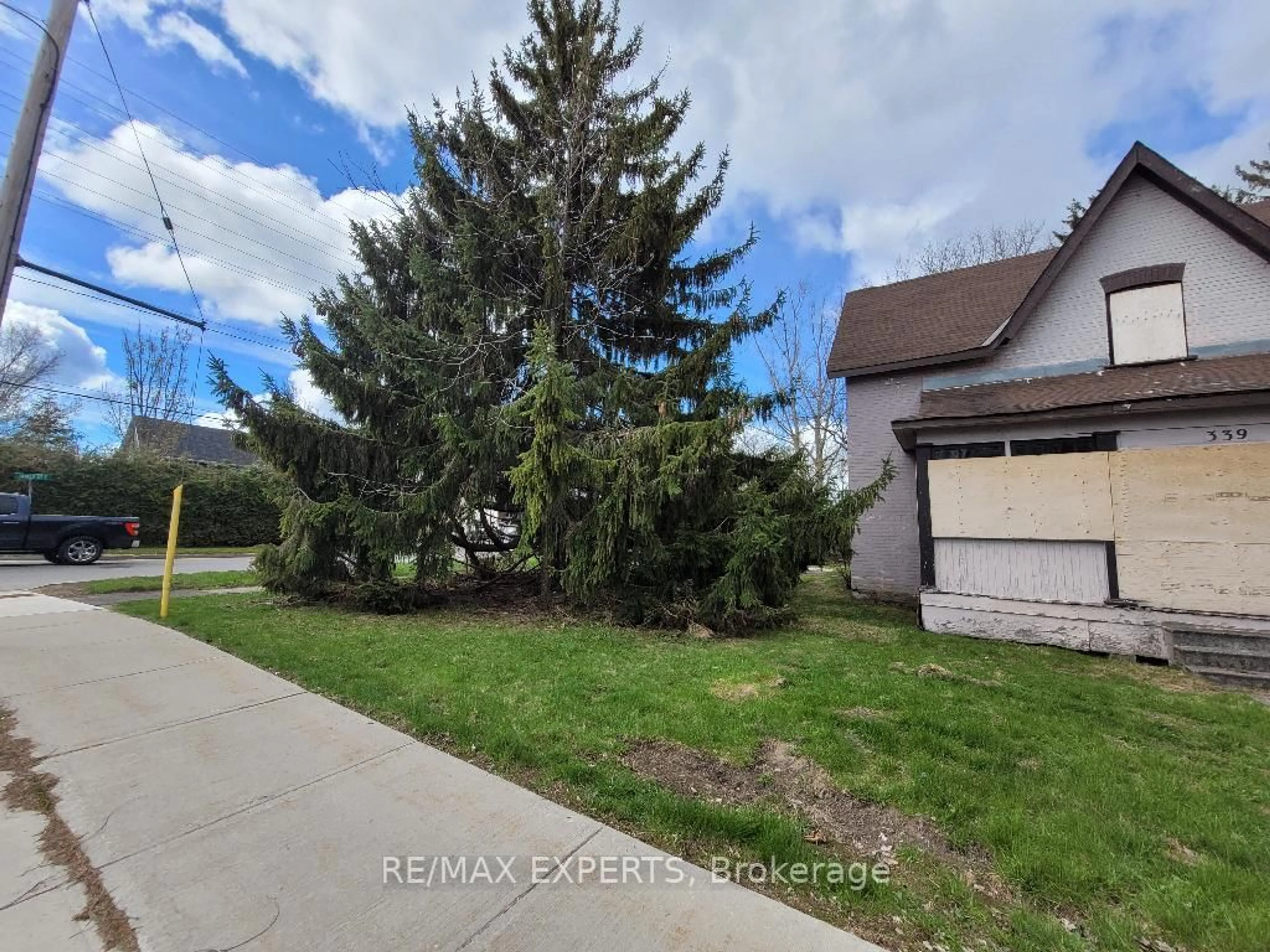 A pic from outside/outdoor area/front of a property/back of a property/a pic from drone, street for 339 Gill St, Orillia Ontario L3V 4K3
