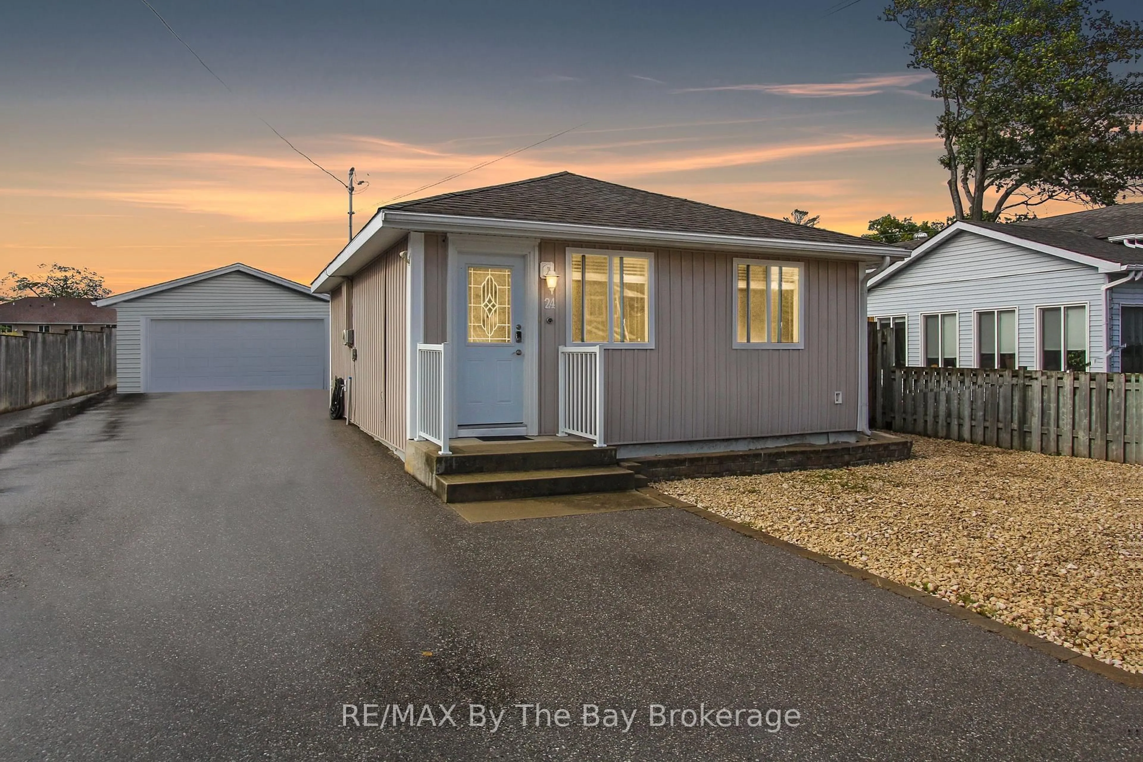A pic from outside/outdoor area/front of a property/back of a property/a pic from drone, building for 24 Glenwood Dr, Wasaga Beach Ontario L9Z 2K5