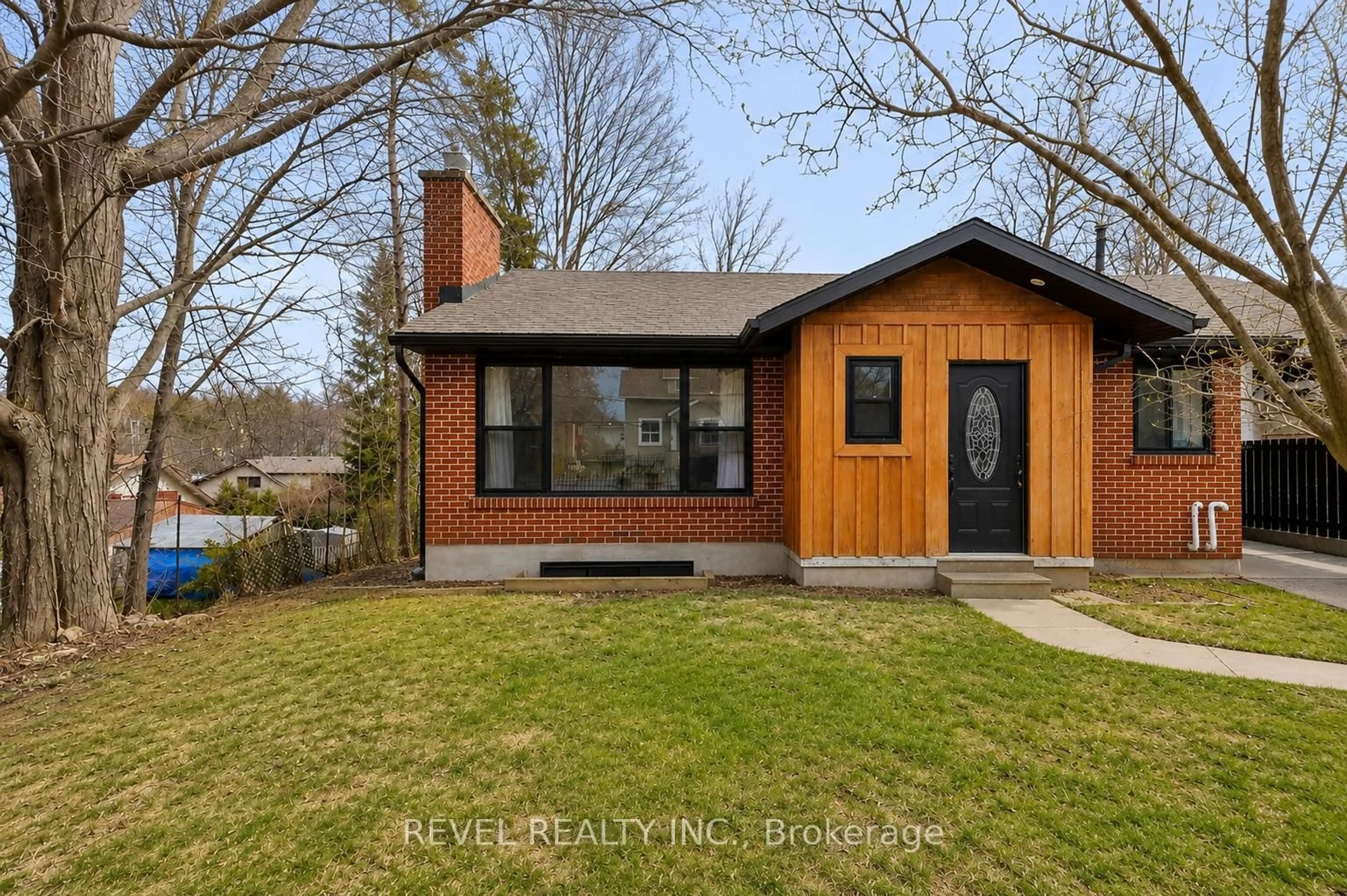 Home with brick exterior material, street for 99 Wellington St, Barrie Ontario L4M 2C6