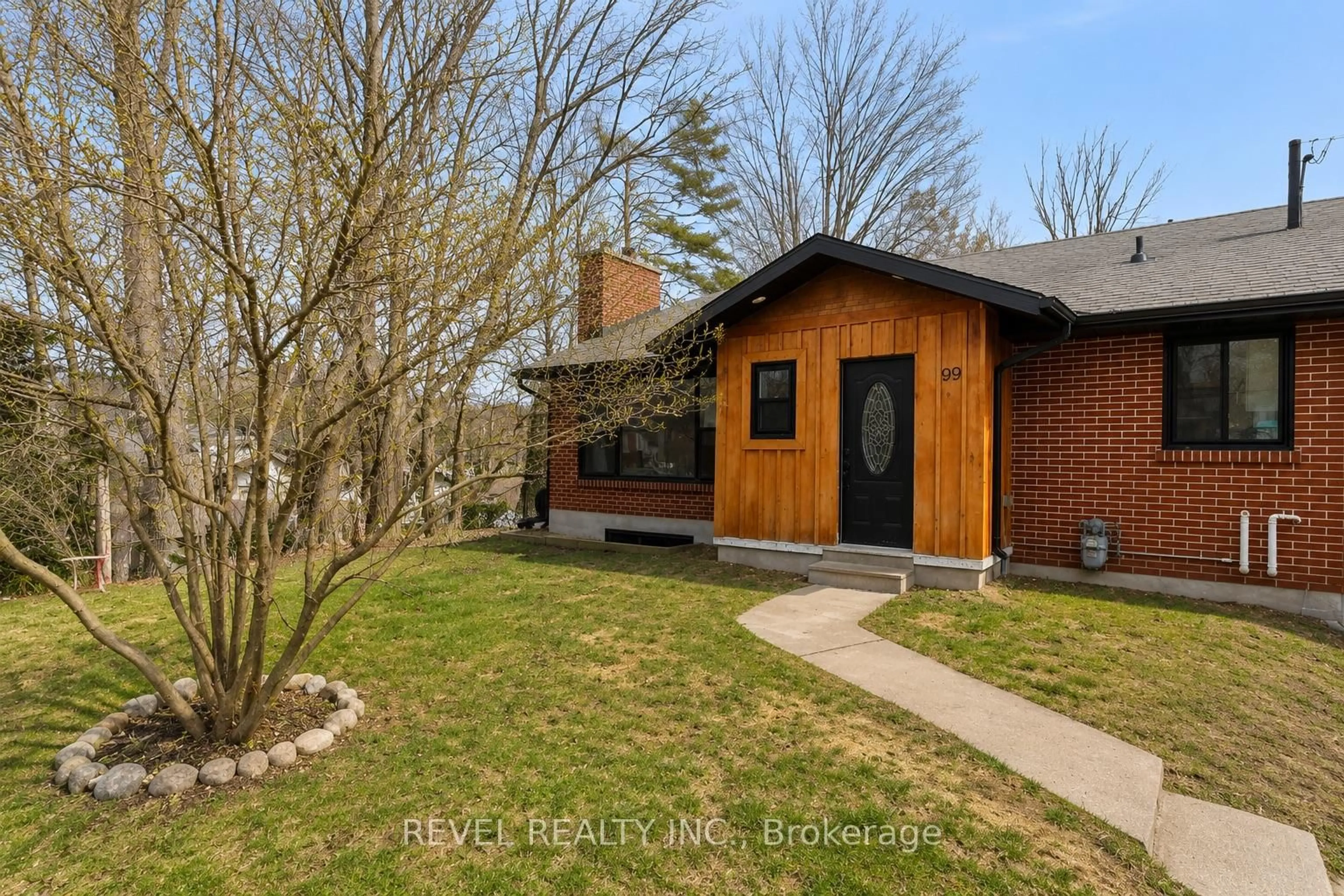 Home with brick exterior material, street for 99 Wellington St, Barrie Ontario L4M 2C6