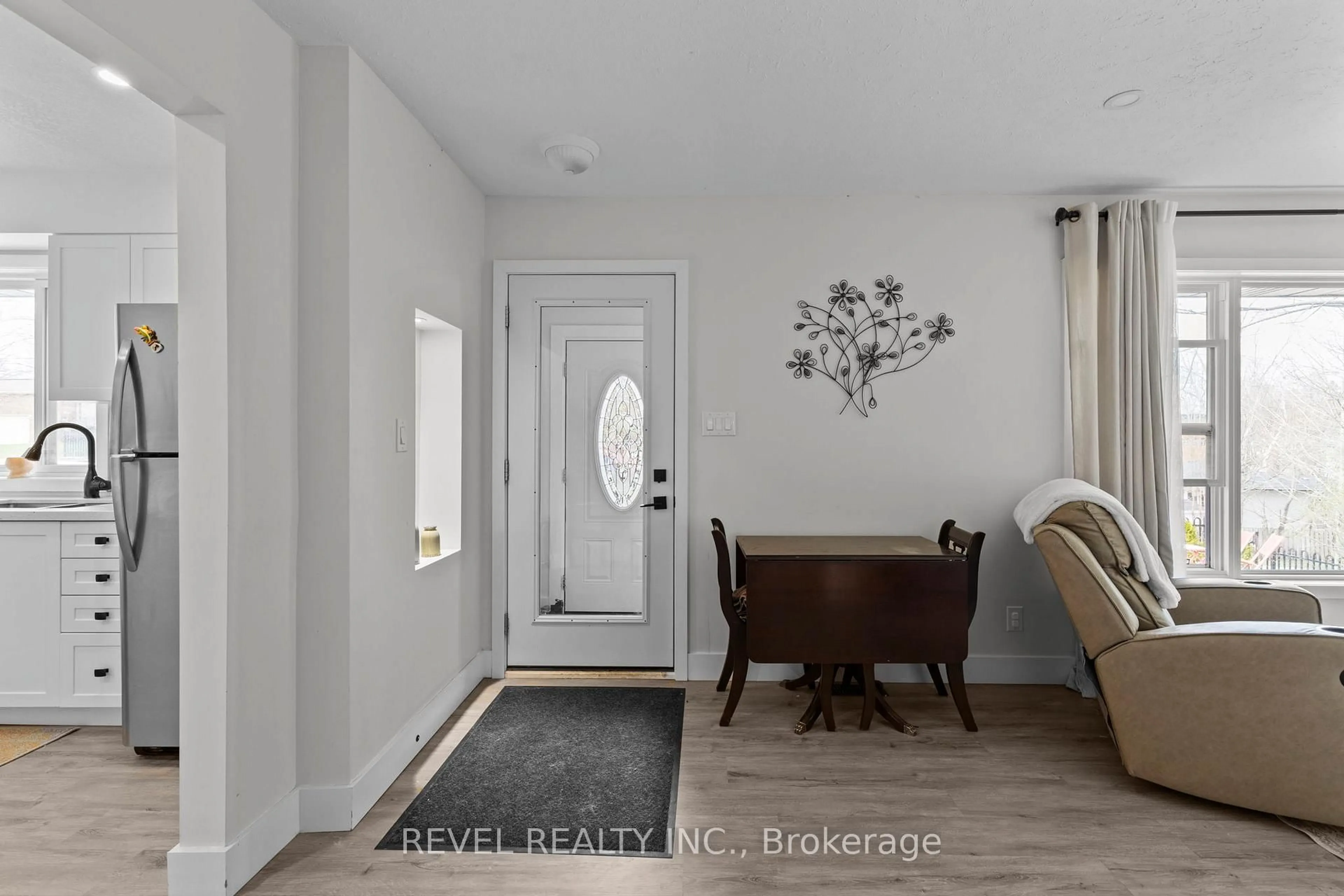 Indoor entryway for 99 Wellington St, Barrie Ontario L4M 2C6