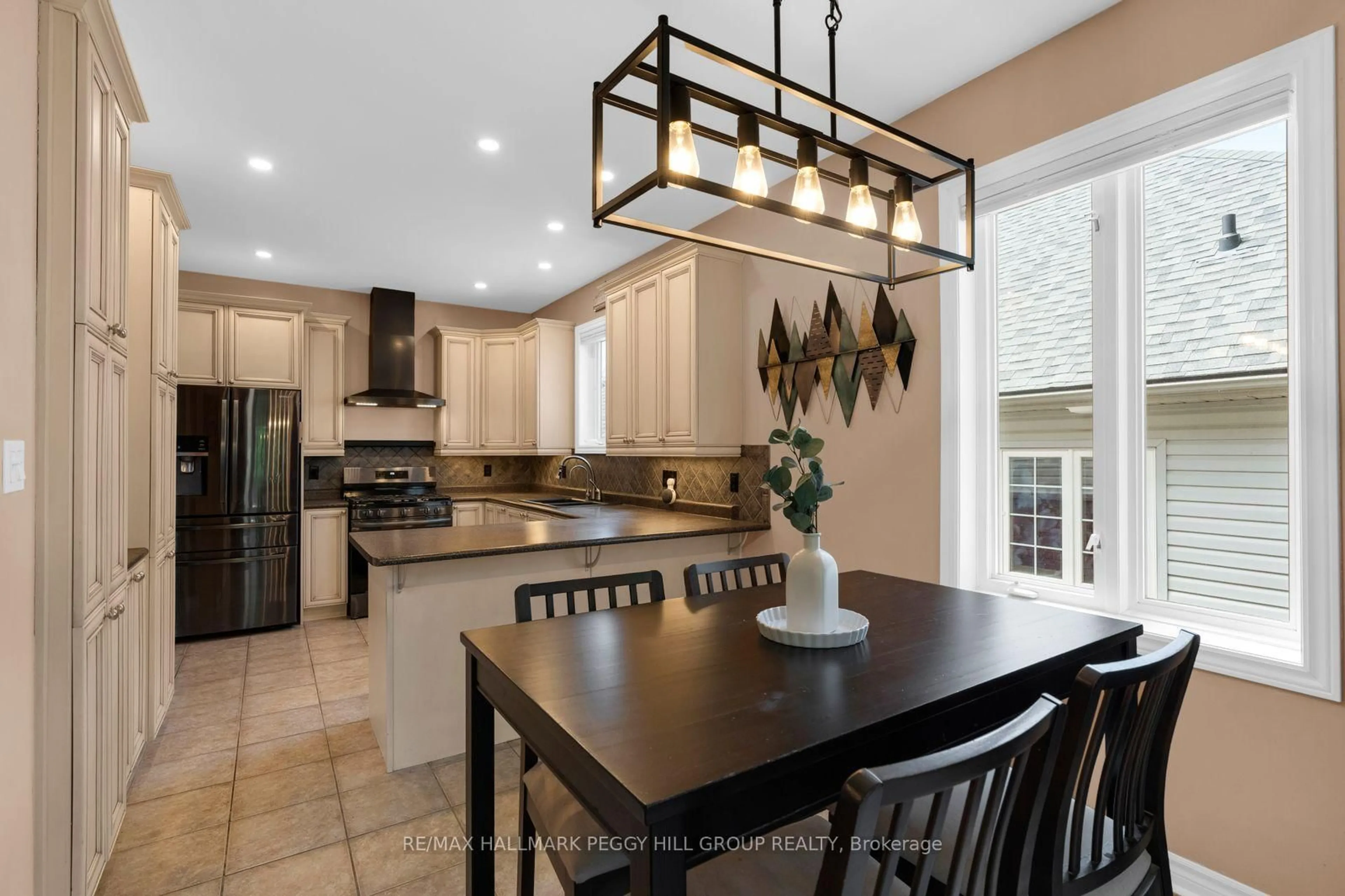 Open concept kitchen, ceramic/tile floor for 17 Oakmont Ave, Oro-Medonte Ontario L0L 2L0