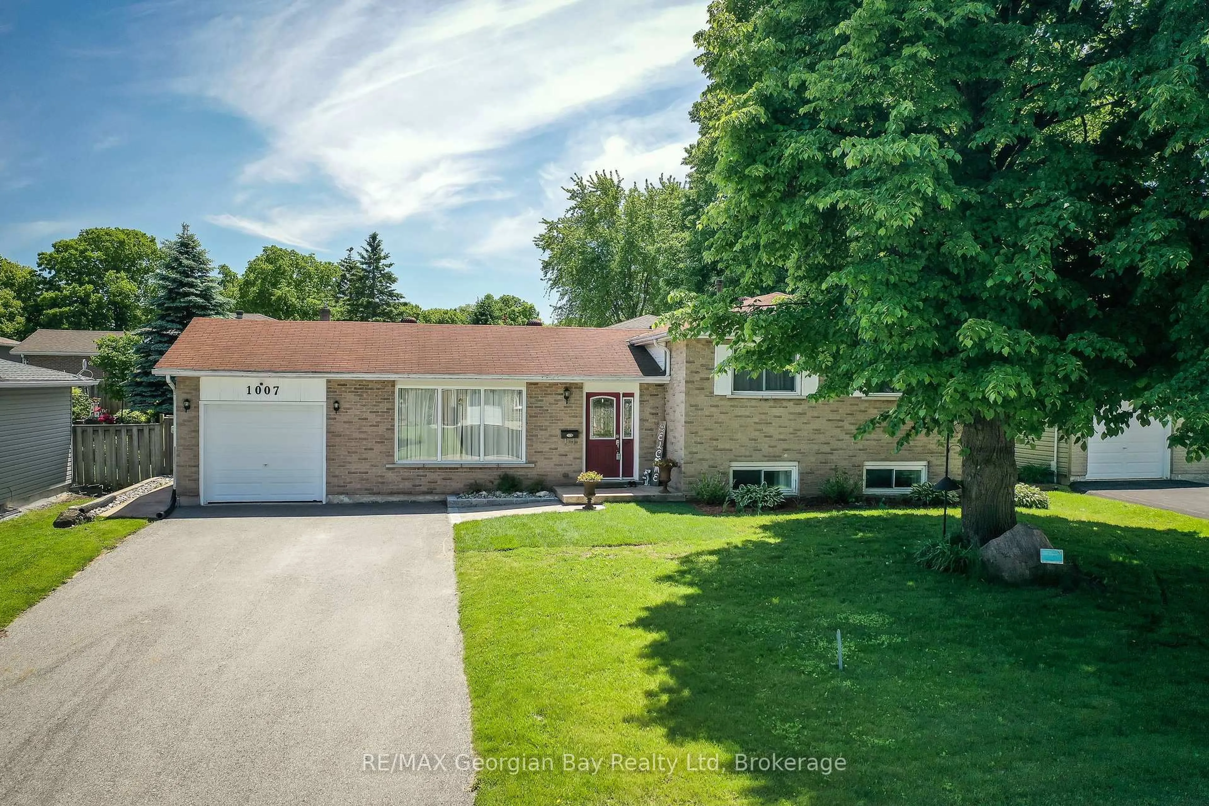 Home with brick exterior material, street for 1007 GLEN MHOR Cres, Midland Ontario L4R 4P5