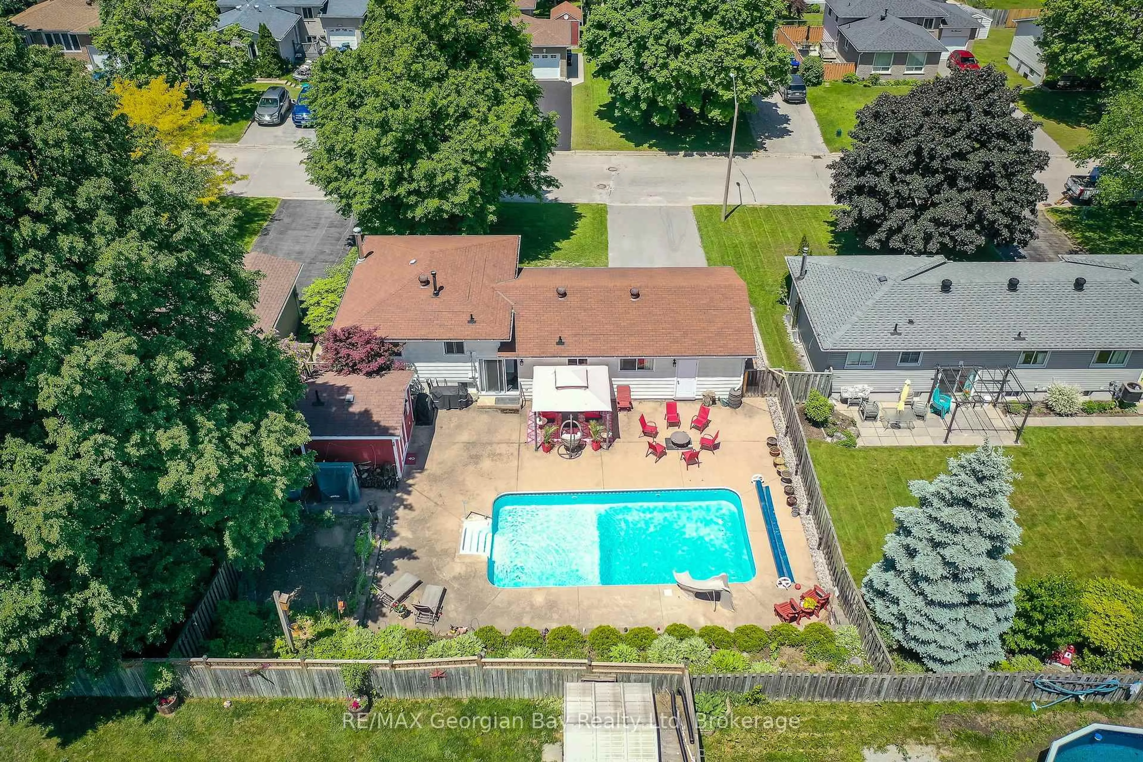 A pic from outside/outdoor area/front of a property/back of a property/a pic from drone, street for 1007 GLEN MHOR Cres, Midland Ontario L4R 4P5