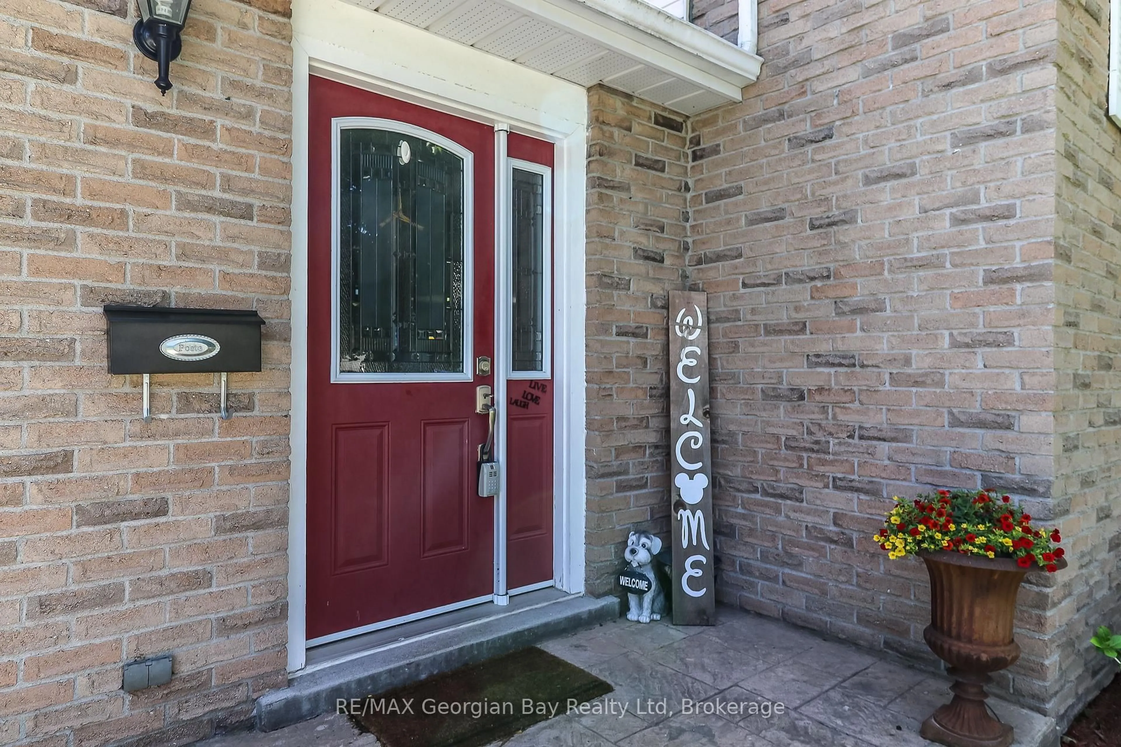 Indoor entryway for 1007 GLEN MHOR Cres, Midland Ontario L4R 4P5