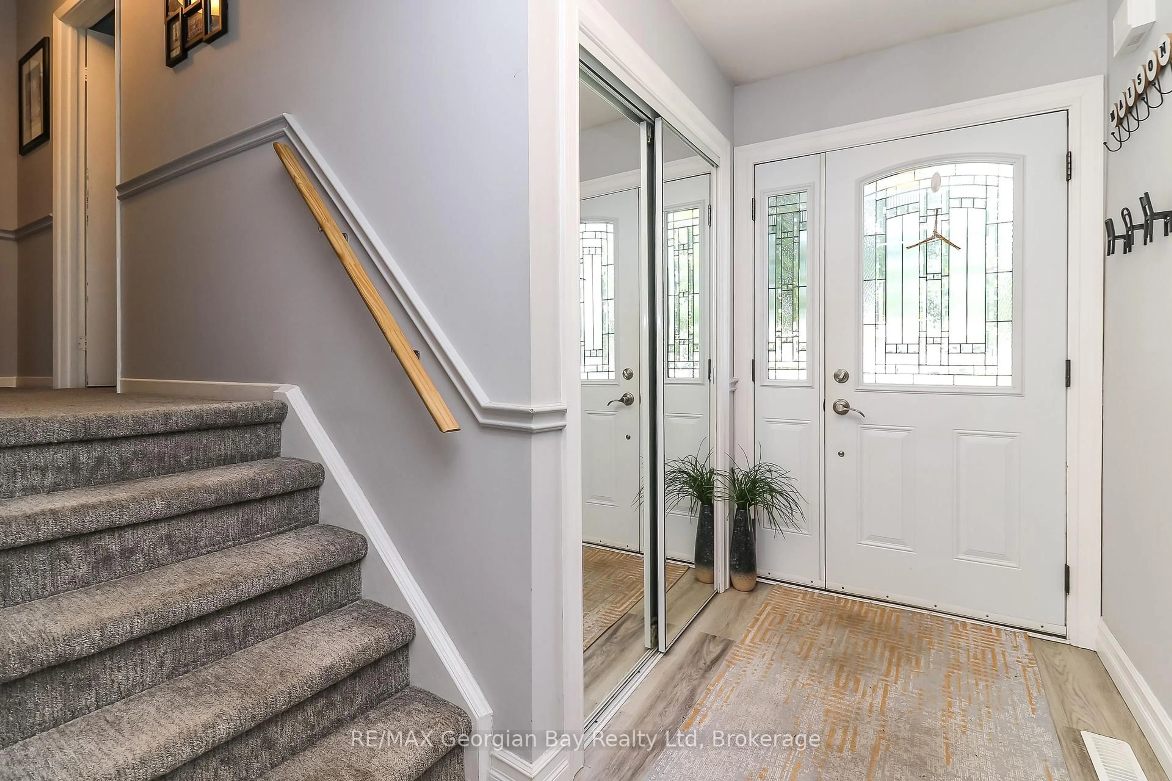 Indoor entryway for 1007 GLEN MHOR Cres, Midland Ontario L4R 4P5