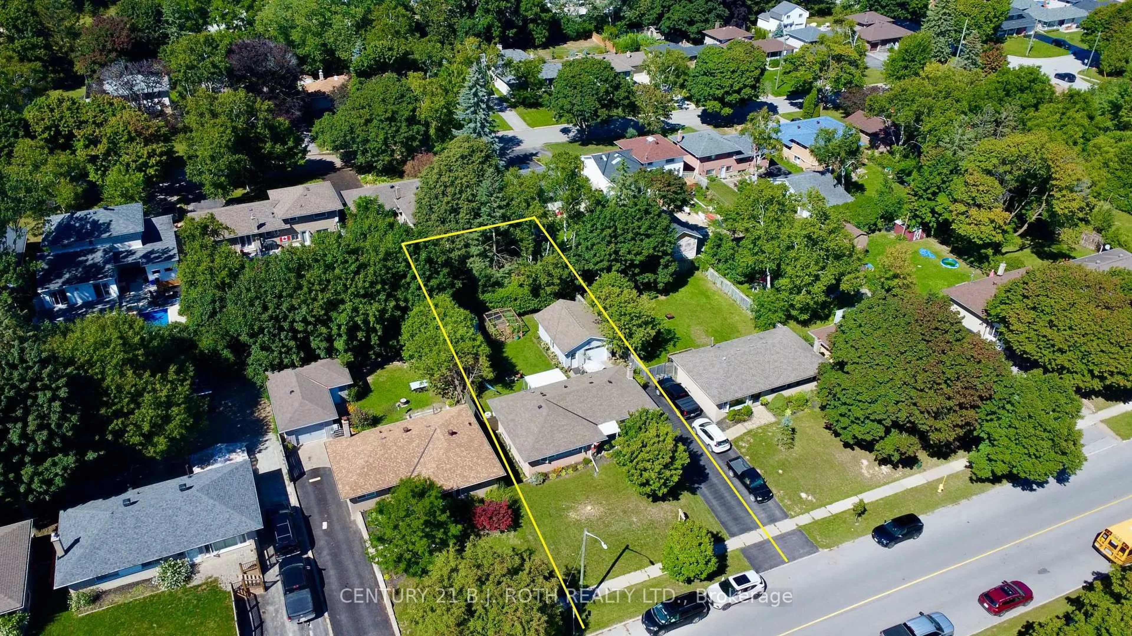 A pic from outside/outdoor area/front of a property/back of a property/a pic from drone, street for 72 ROSE St, Barrie Ontario L4M 2T2