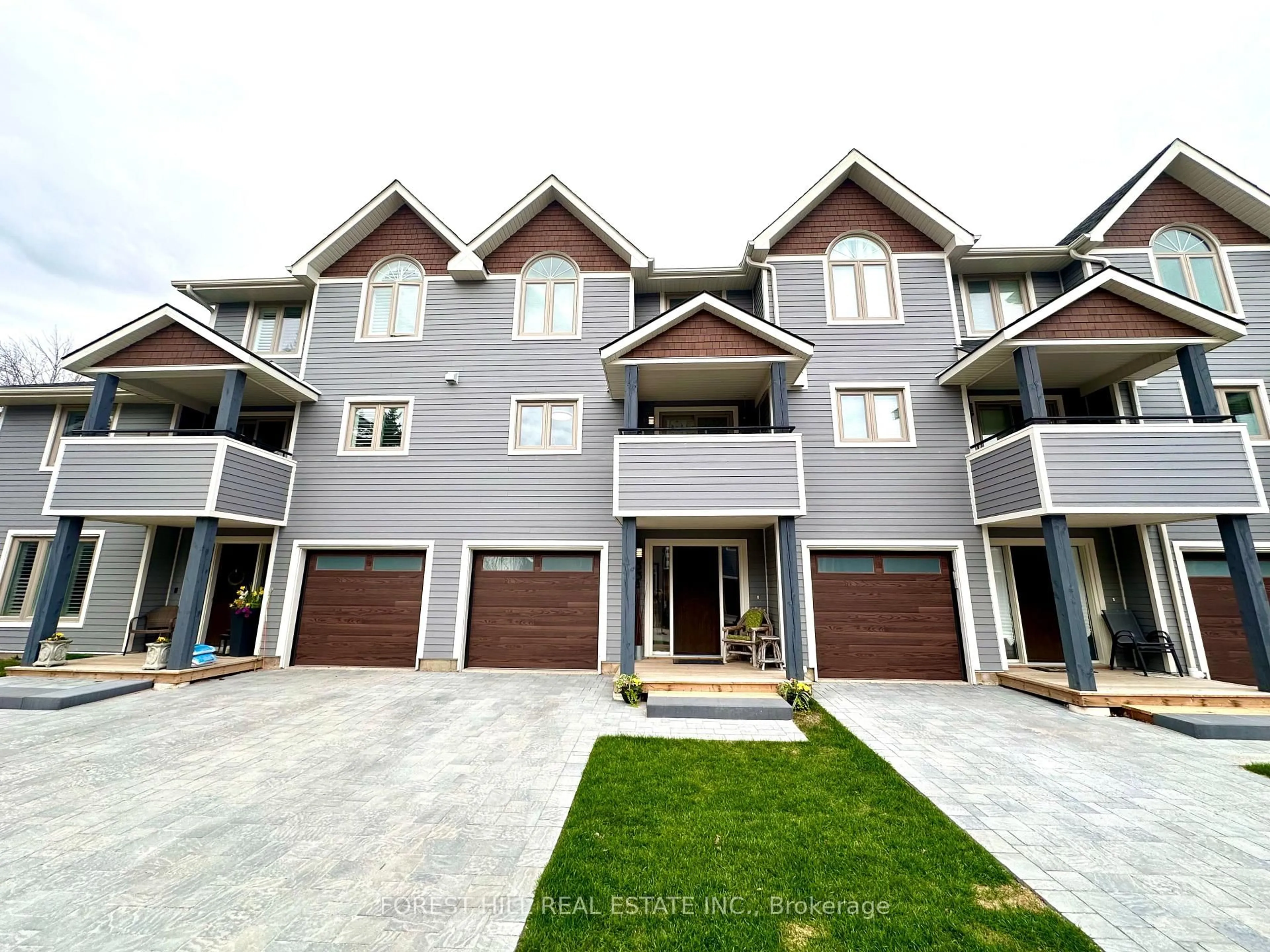 A pic from outside/outdoor area/front of a property/back of a property/a pic from drone, unknown for 53 Lighthouse Lane #12, Collingwood Ontario L9Y 5C8