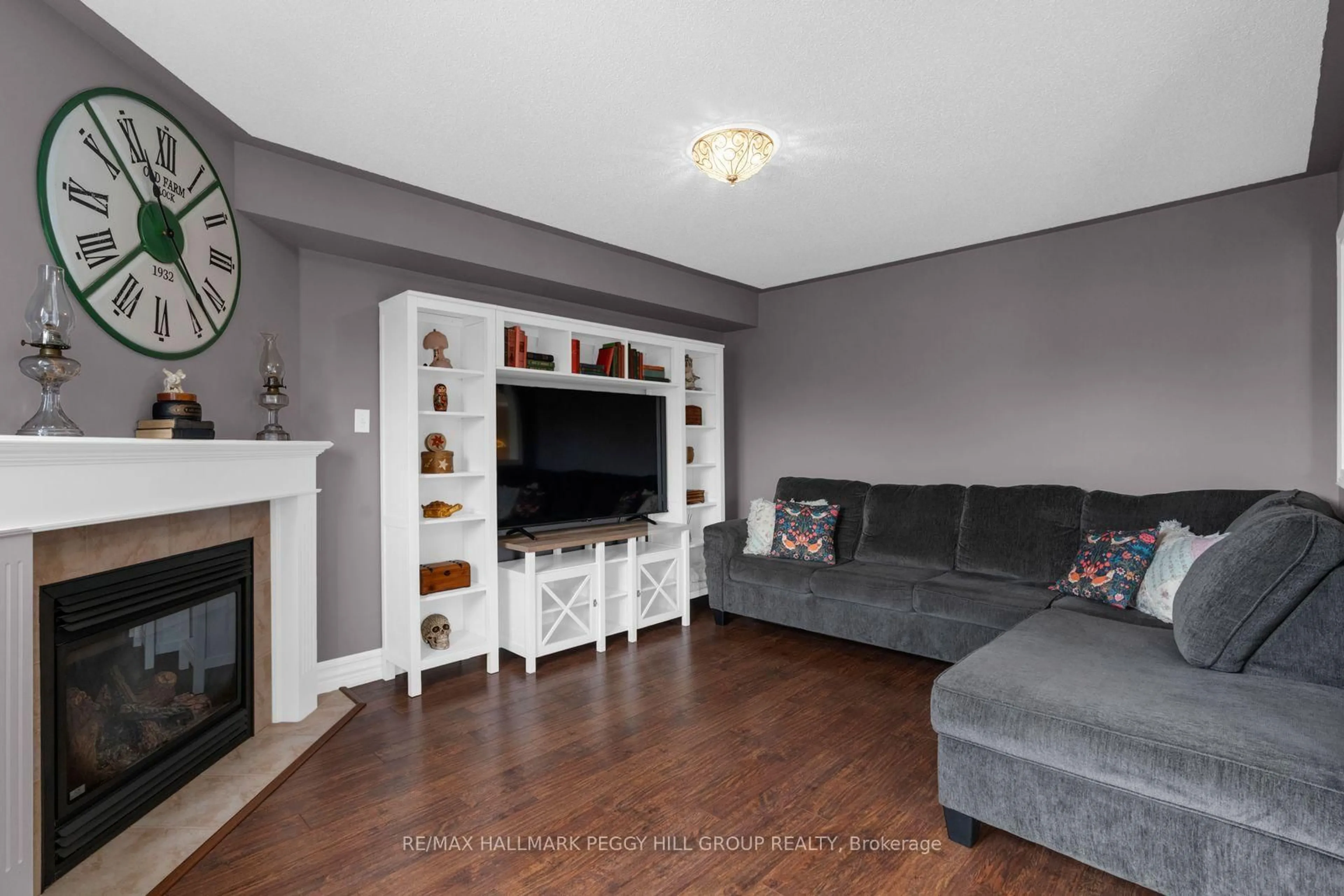 Living room with furniture, wood/laminate floor for 106 Bird St, Barrie Ontario L4N 0W6