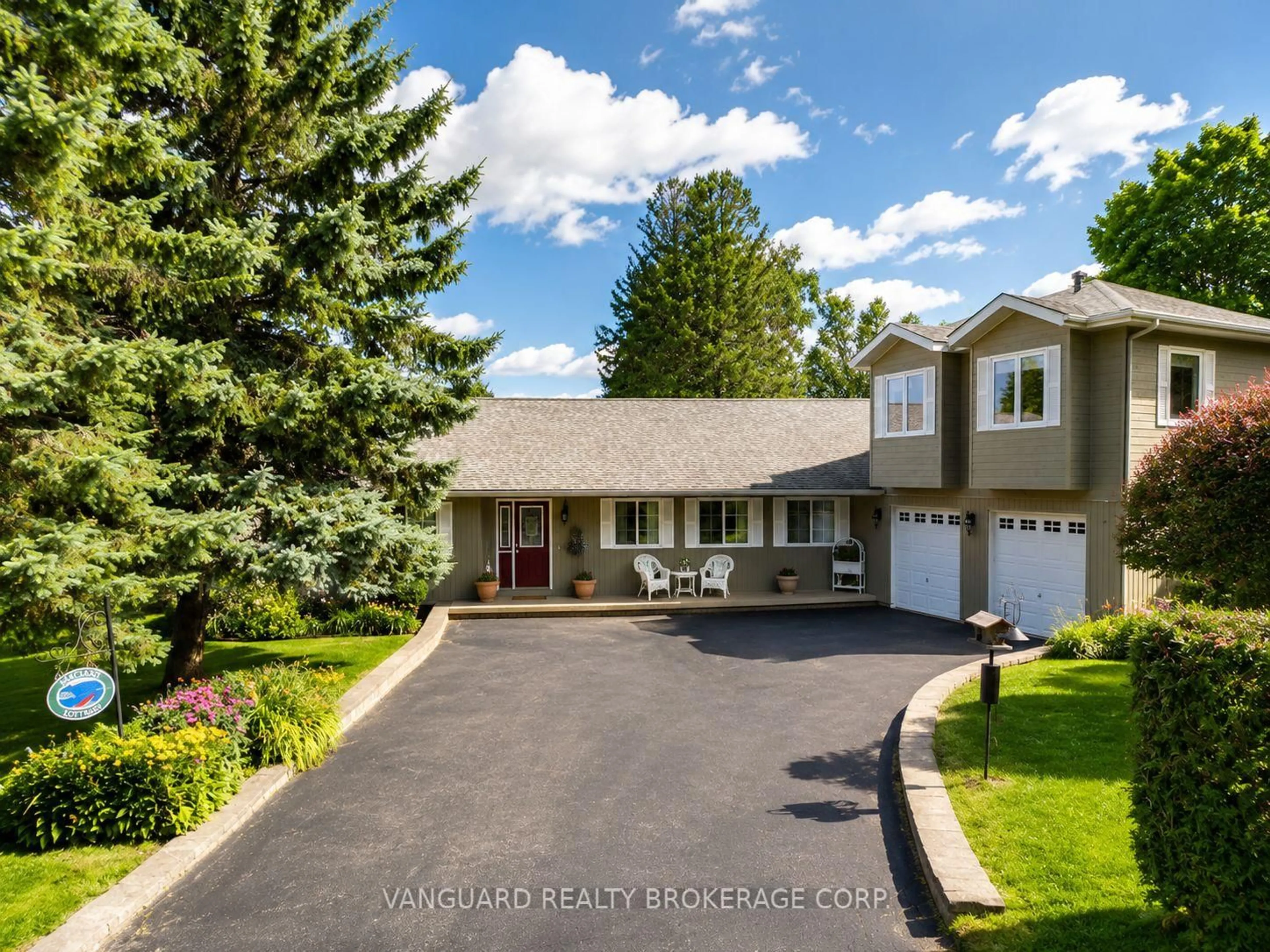 A pic from outside/outdoor area/front of a property/back of a property/a pic from drone, street for 835 Woodland Dr, Oro-Medonte Ontario L3V 6H1