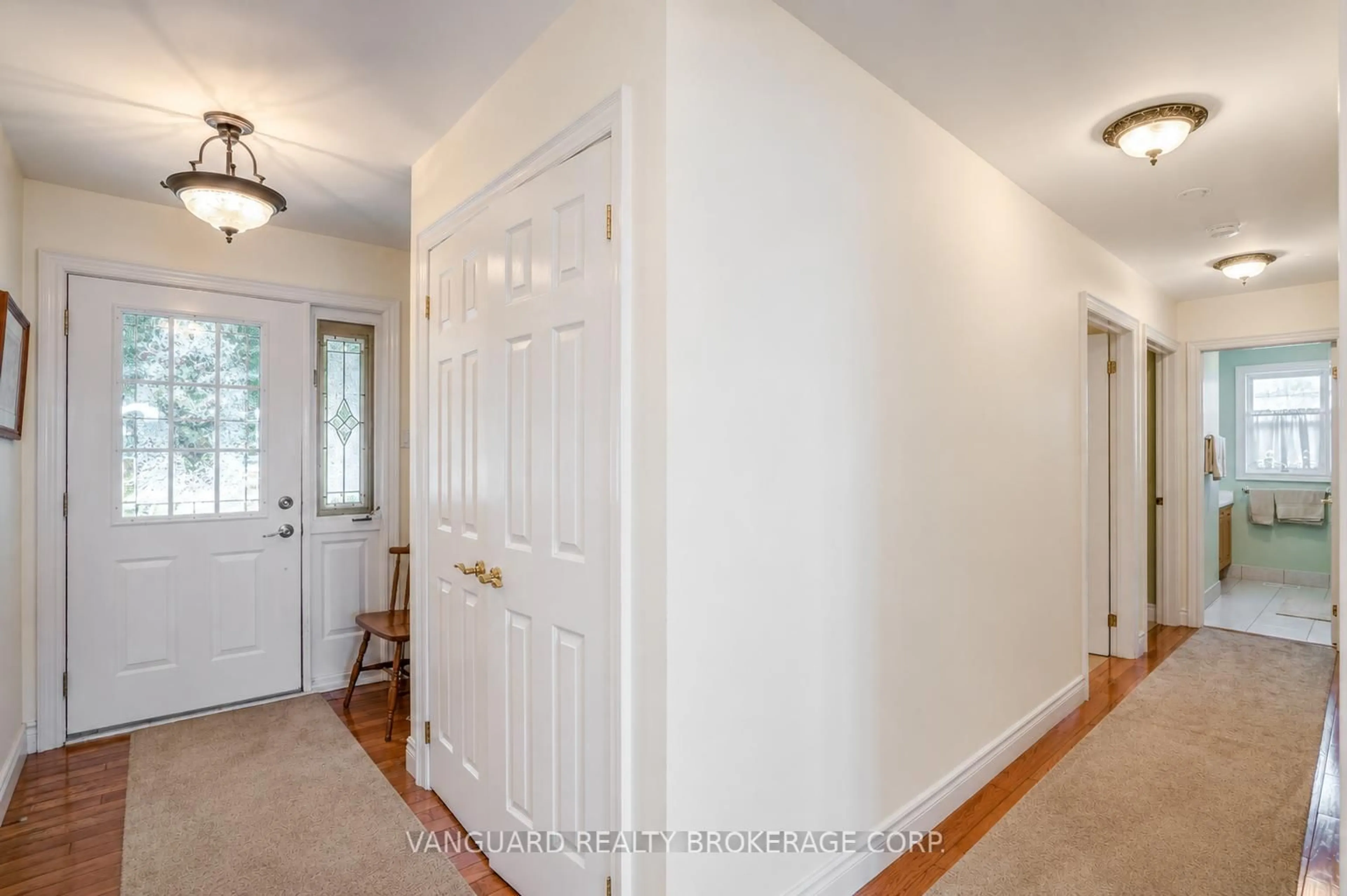 Indoor entryway for 835 Woodland Dr, Oro-Medonte Ontario L3V 6H1