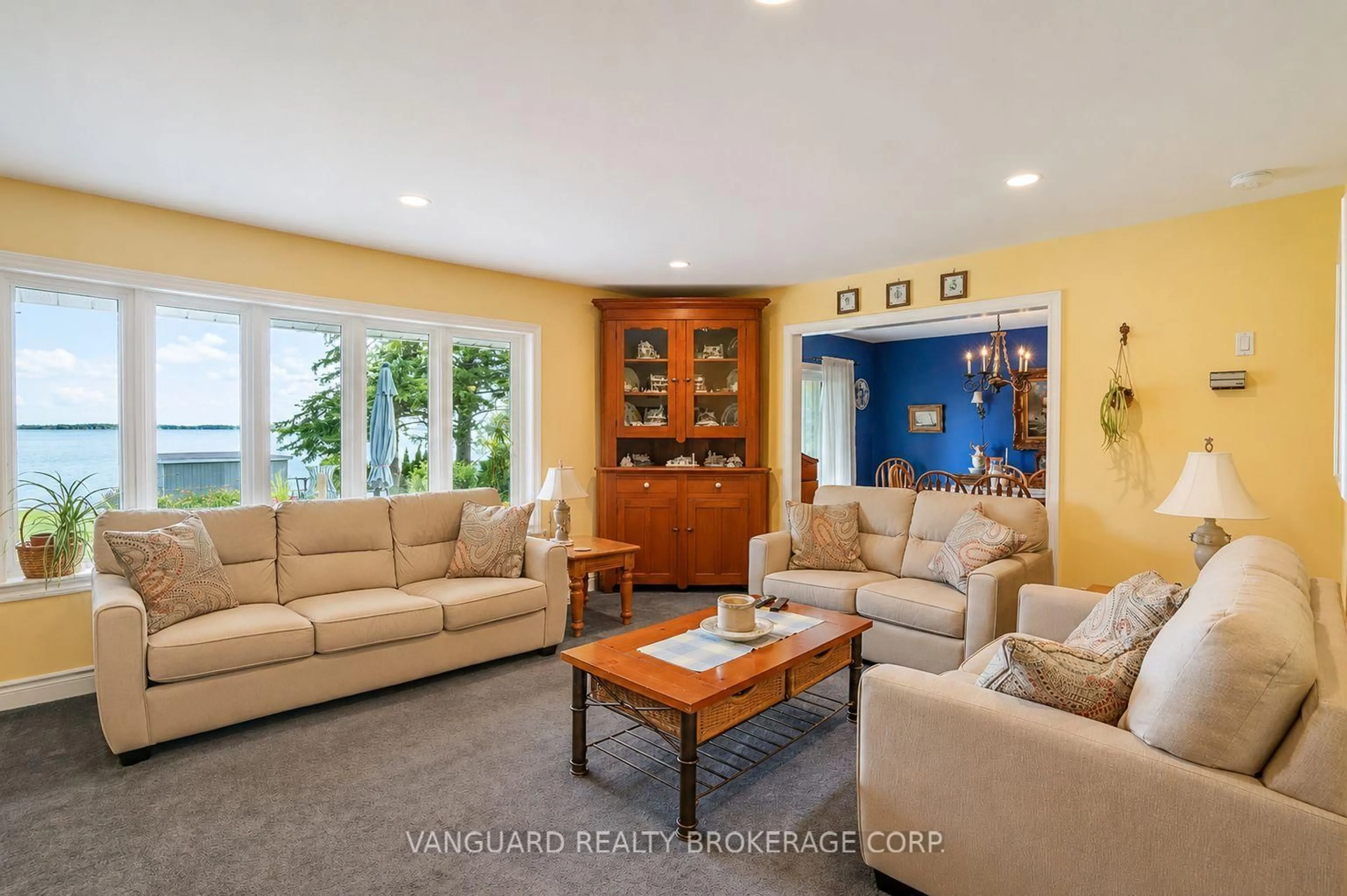 Living room with furniture, unknown for 835 Woodland Dr, Oro-Medonte Ontario L3V 6H1