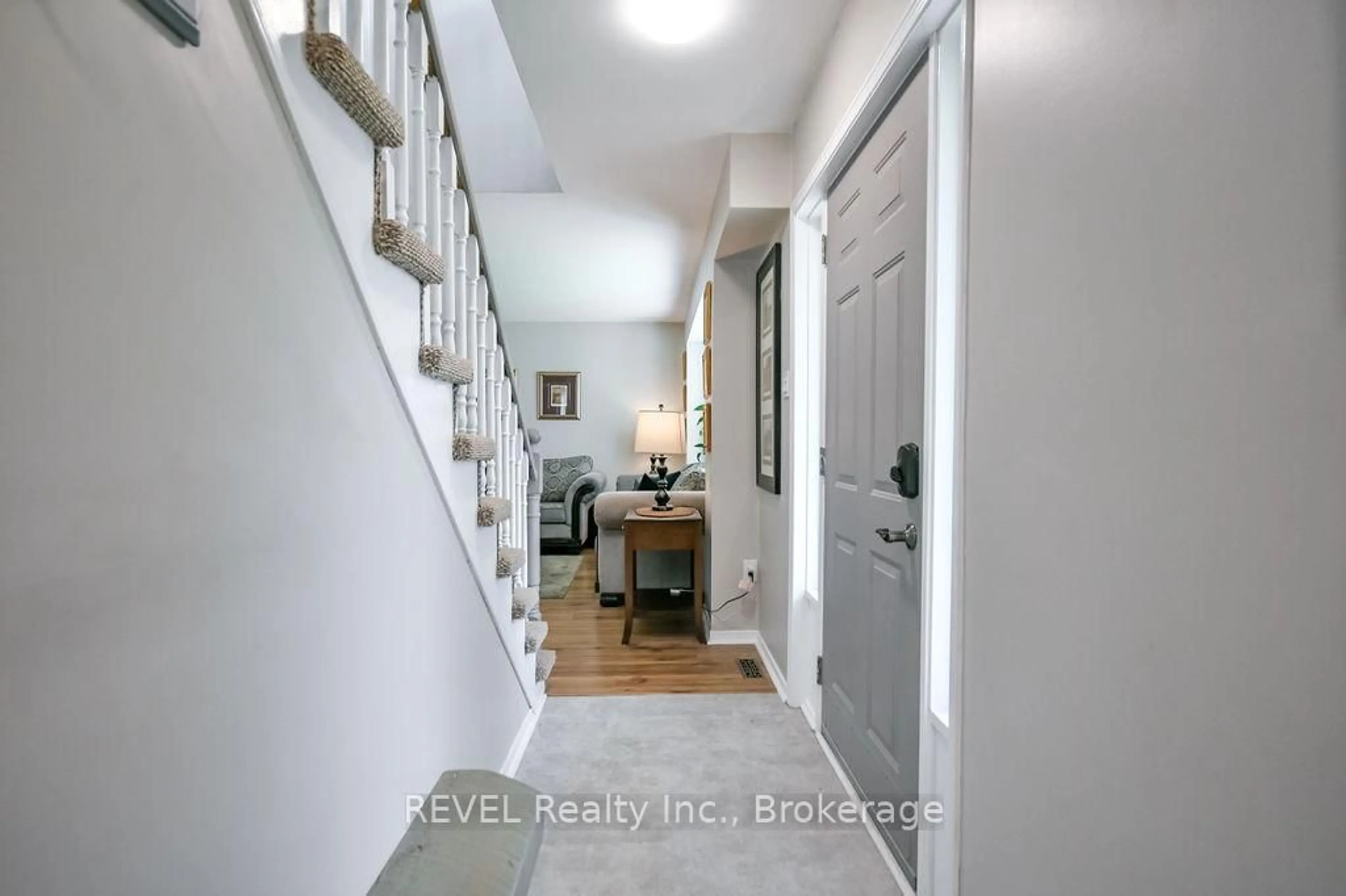 Indoor entryway for 179 Luckport Cres, Midland Ontario L4R 4Y1