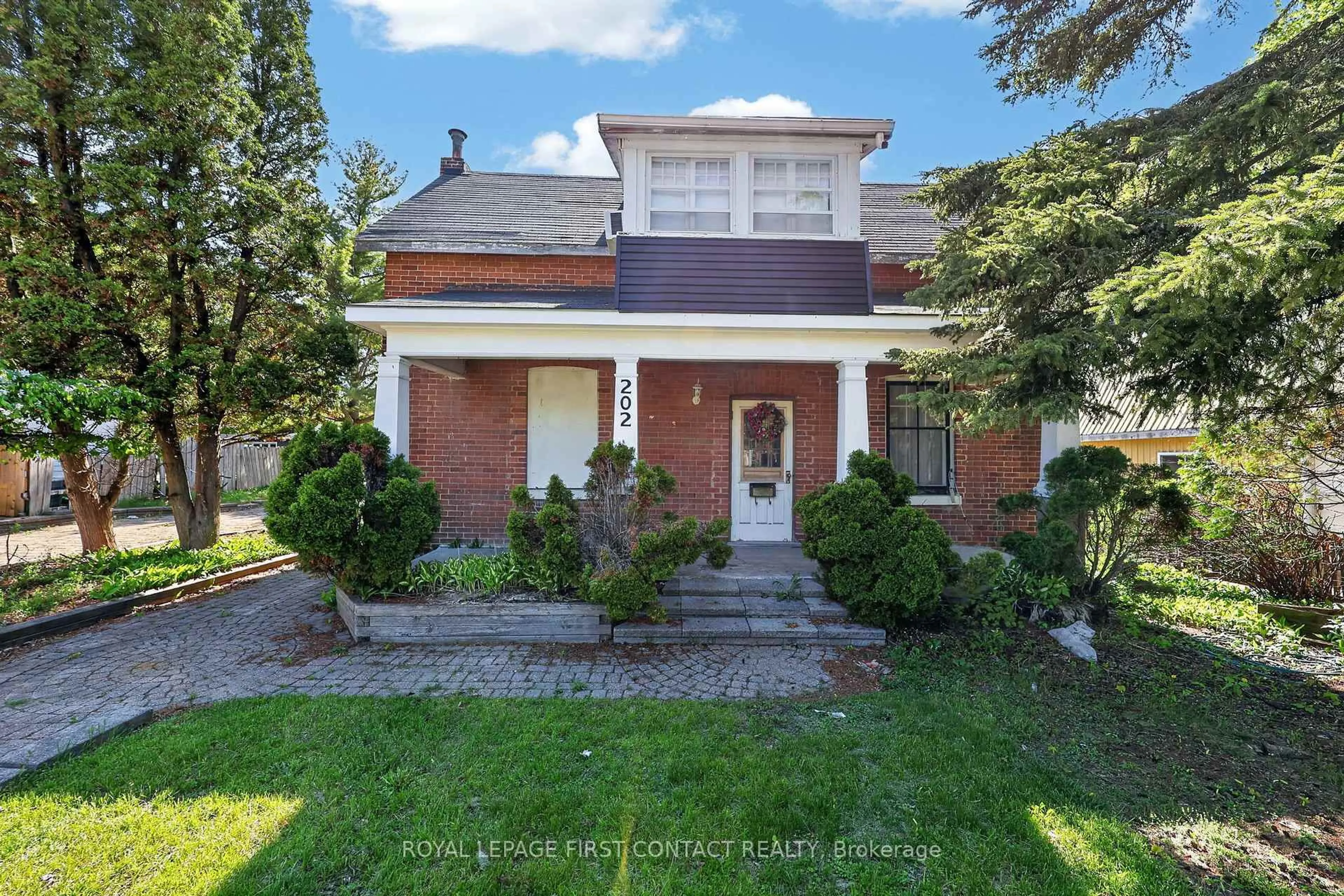 Home with brick exterior material, street for 202 Bradford St, Barrie Ontario L4N 3B6