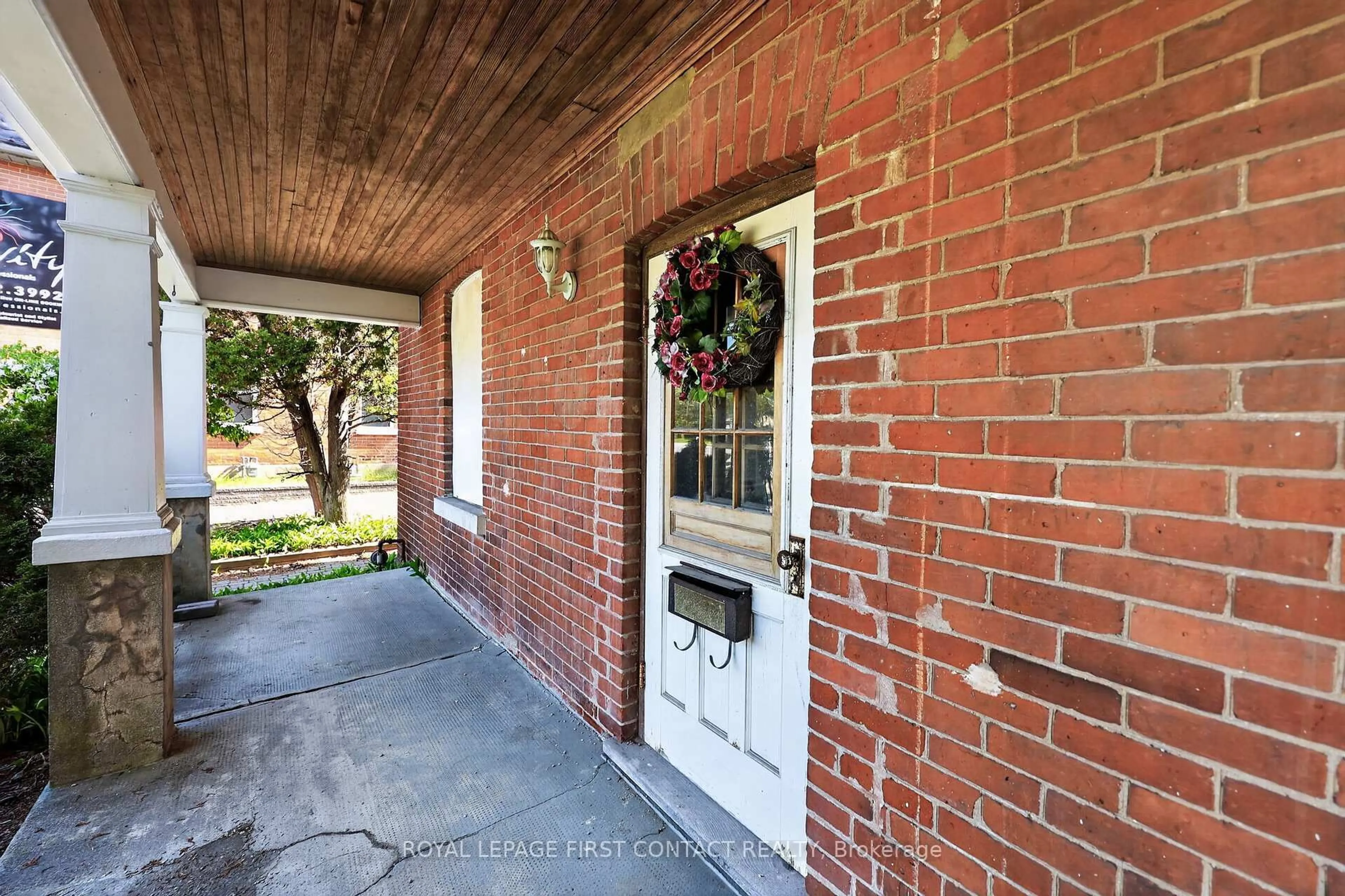 Unknown for 202 Bradford St, Barrie Ontario L4N 3B6