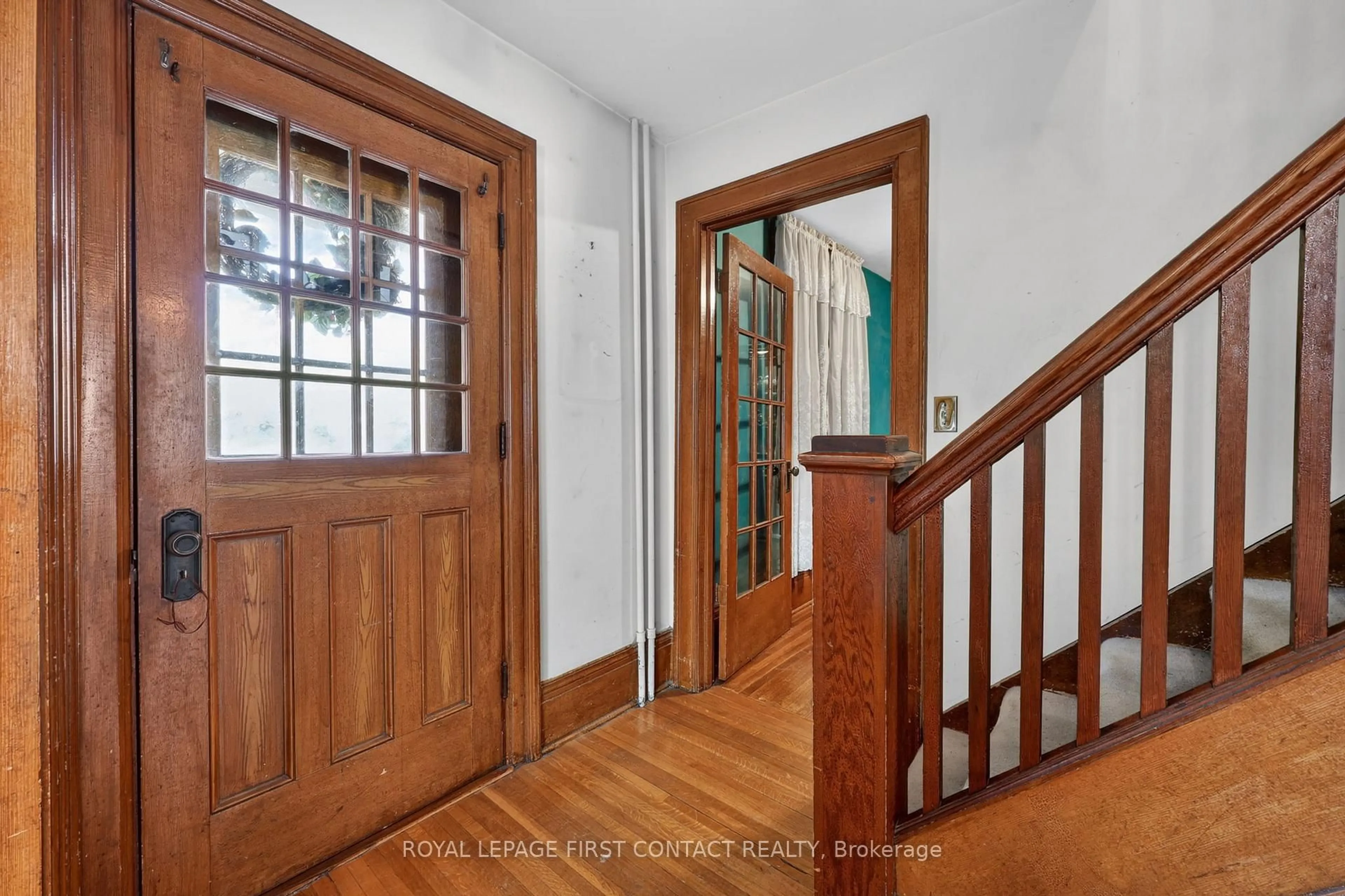 Indoor entryway for 202 Bradford St, Barrie Ontario L4N 3B6