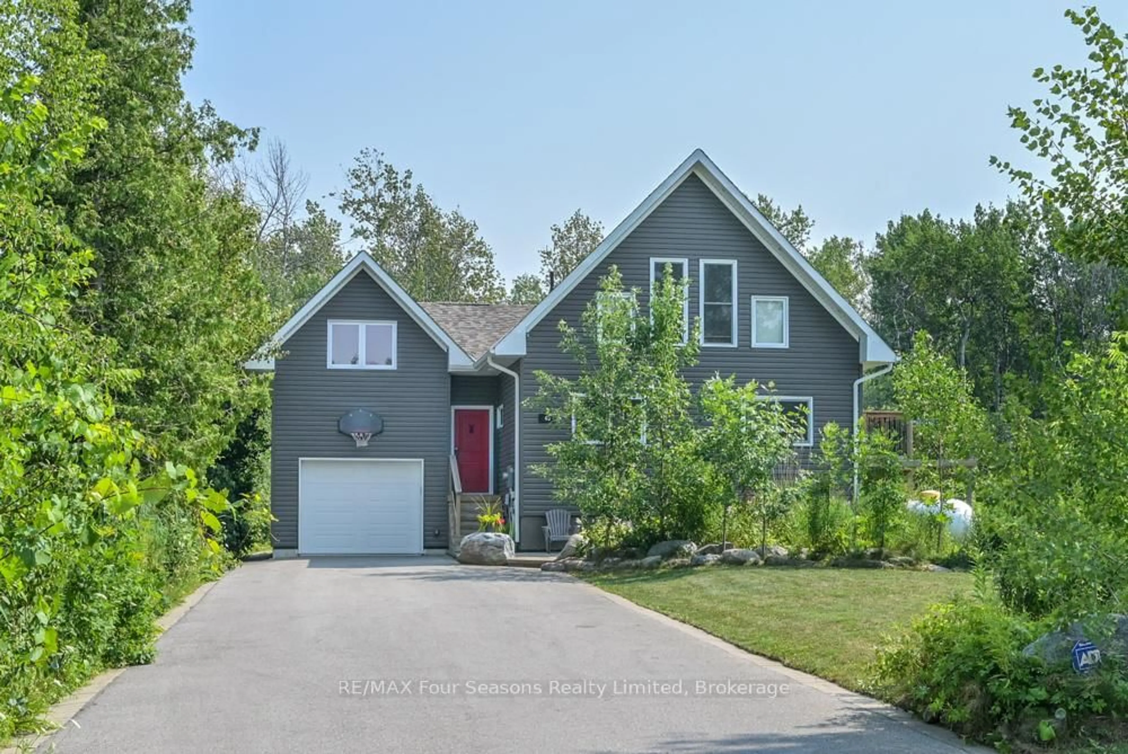 Home with vinyl exterior material, street for 40 Braeside St, Collingwood Ontario L9Y 3Z1
