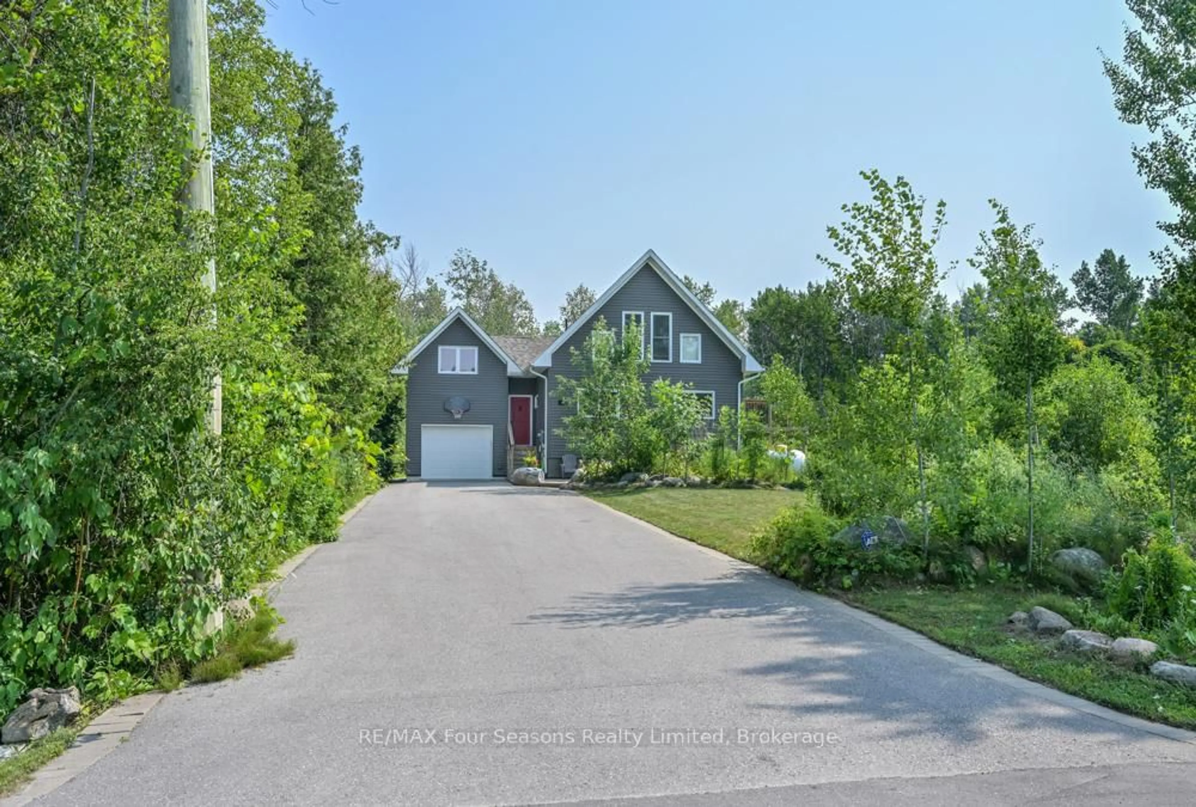 A pic from outside/outdoor area/front of a property/back of a property/a pic from drone, street for 40 Braeside St, Collingwood Ontario L9Y 3Z1