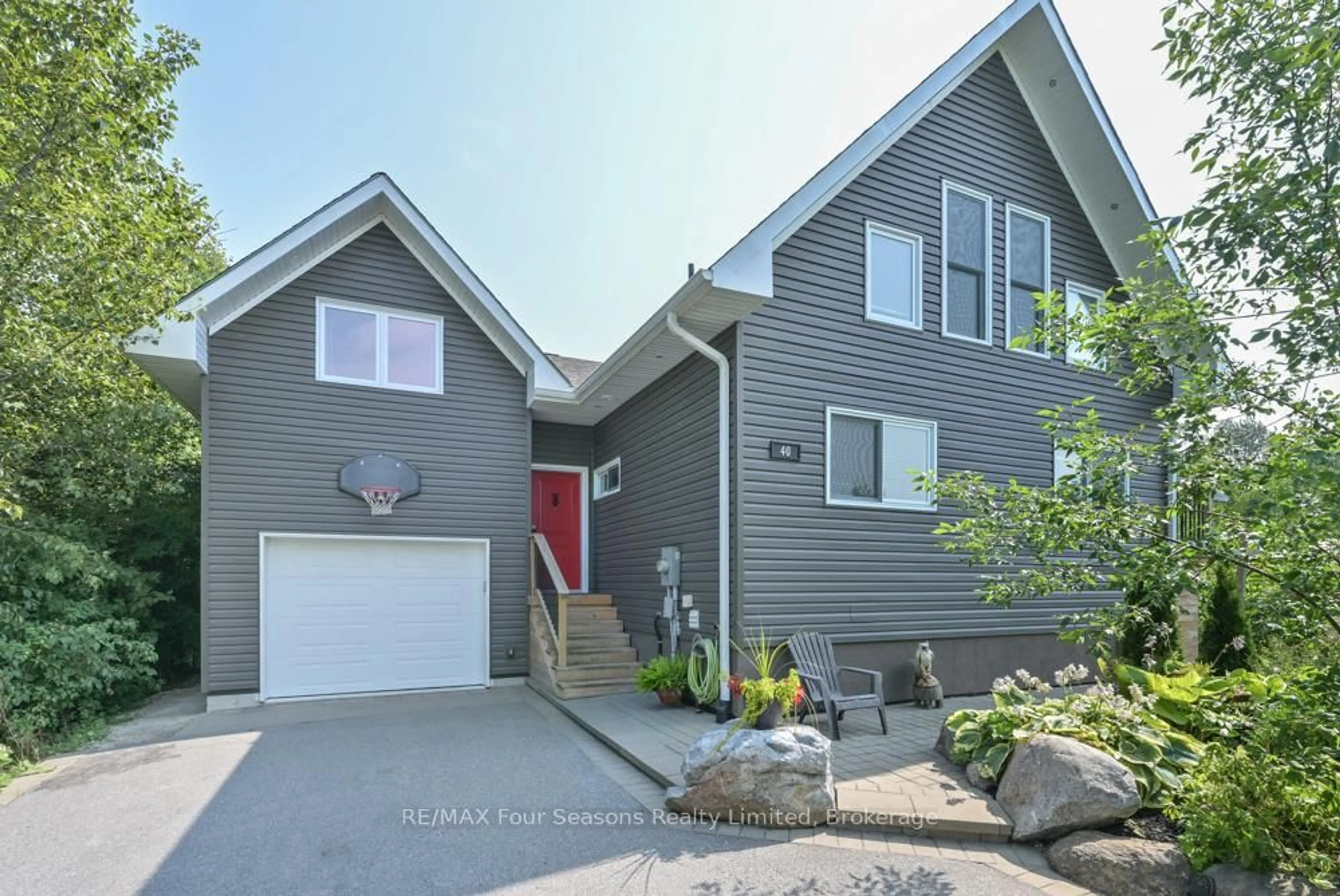 Home with vinyl exterior material, street for 40 Braeside St, Collingwood Ontario L9Y 3Z1