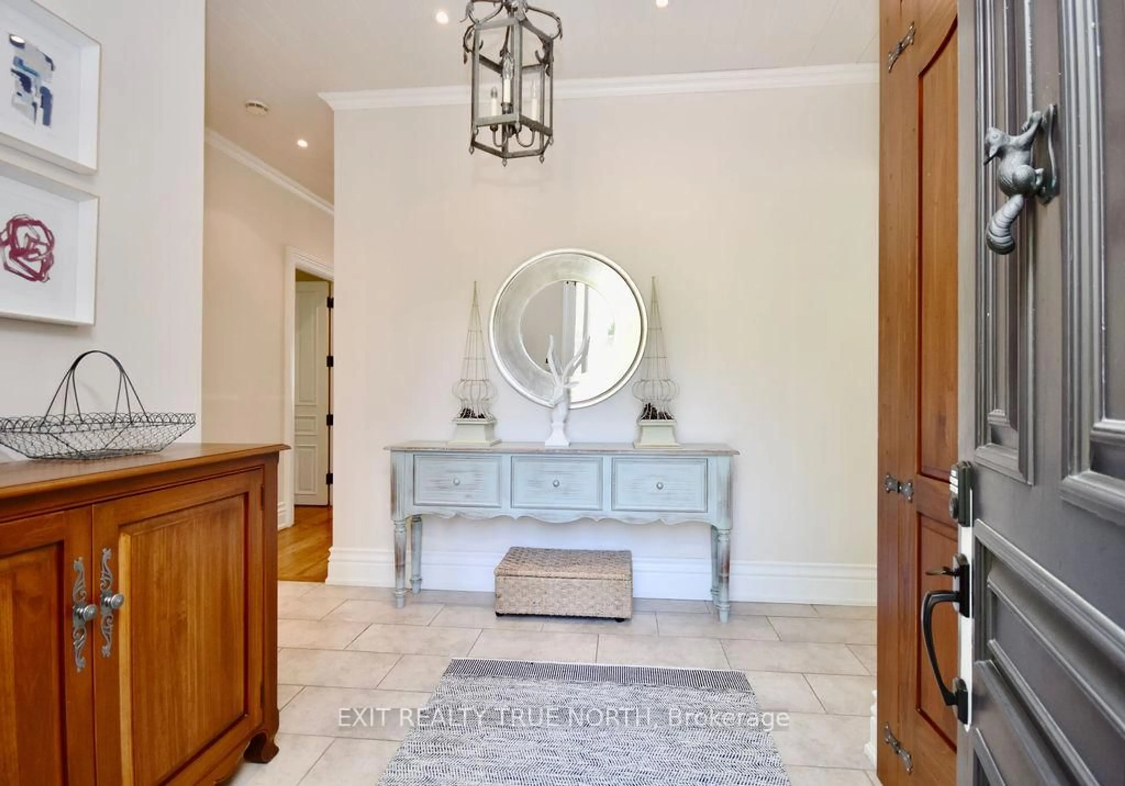 Indoor entryway for 3021 Sandy Bend, Springwater Ontario L0L 1P0