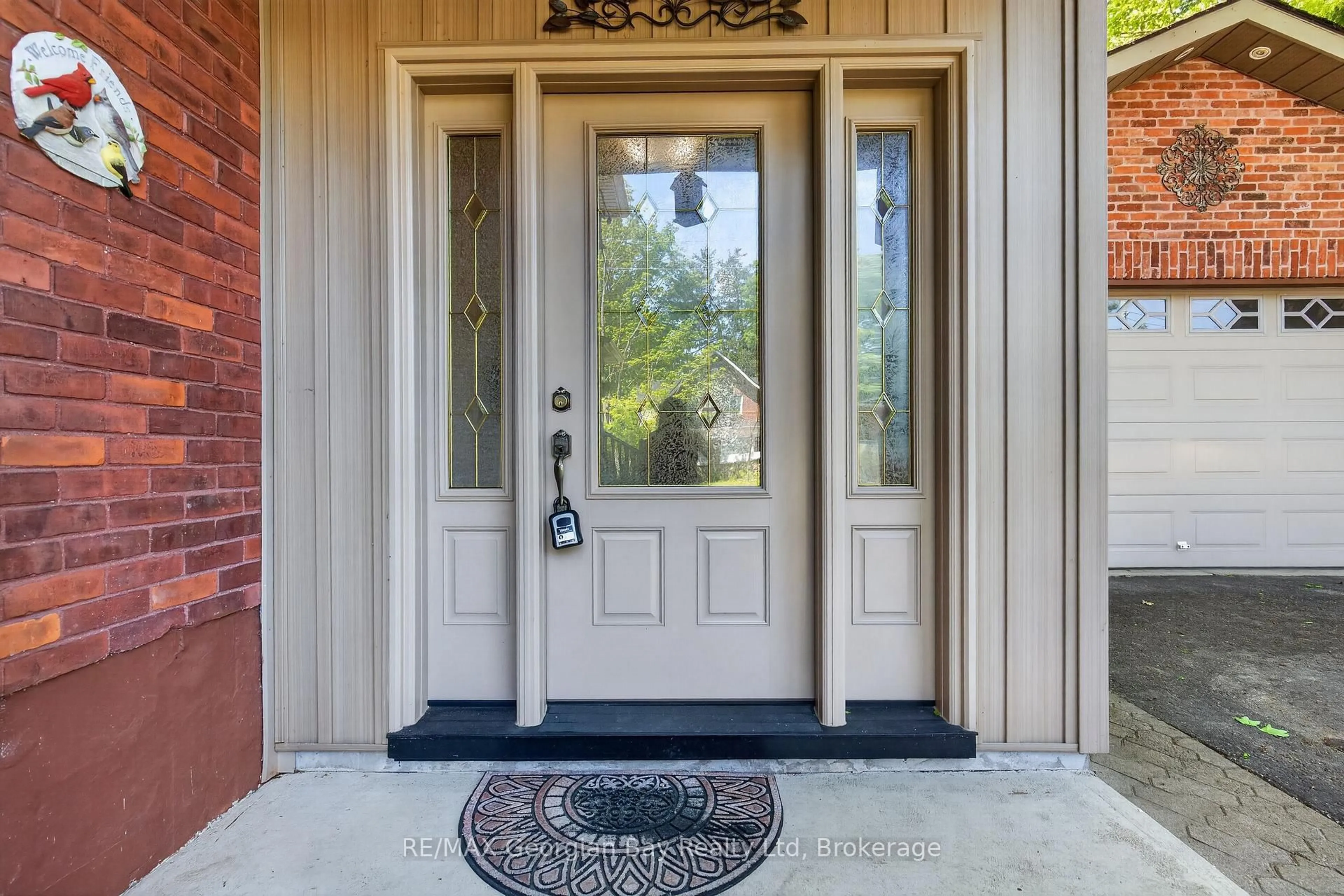 Indoor entryway for 344 Fourth St, Midland Ontario L4R 3T8