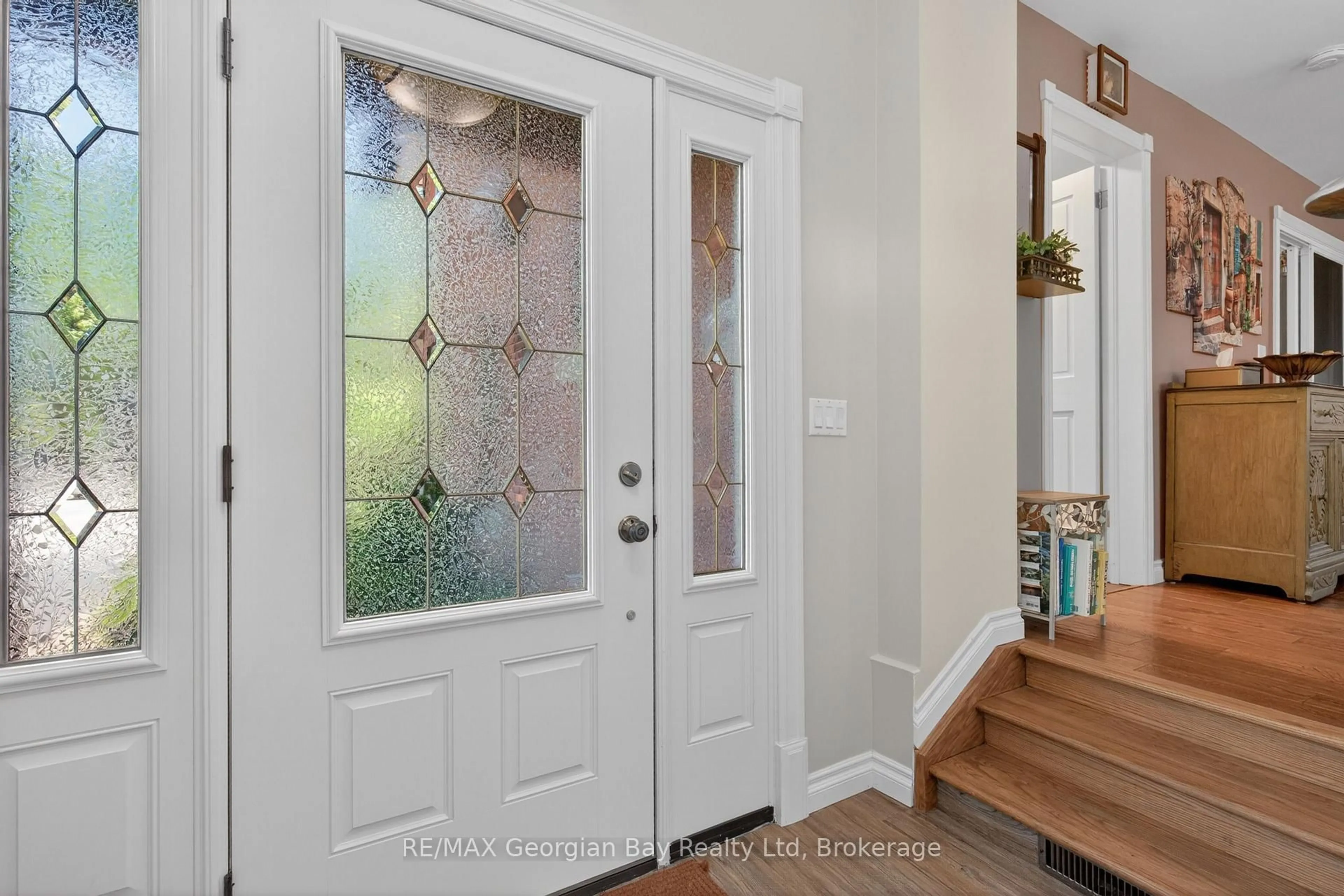 Indoor entryway for 344 Fourth St, Midland Ontario L4R 3T8
