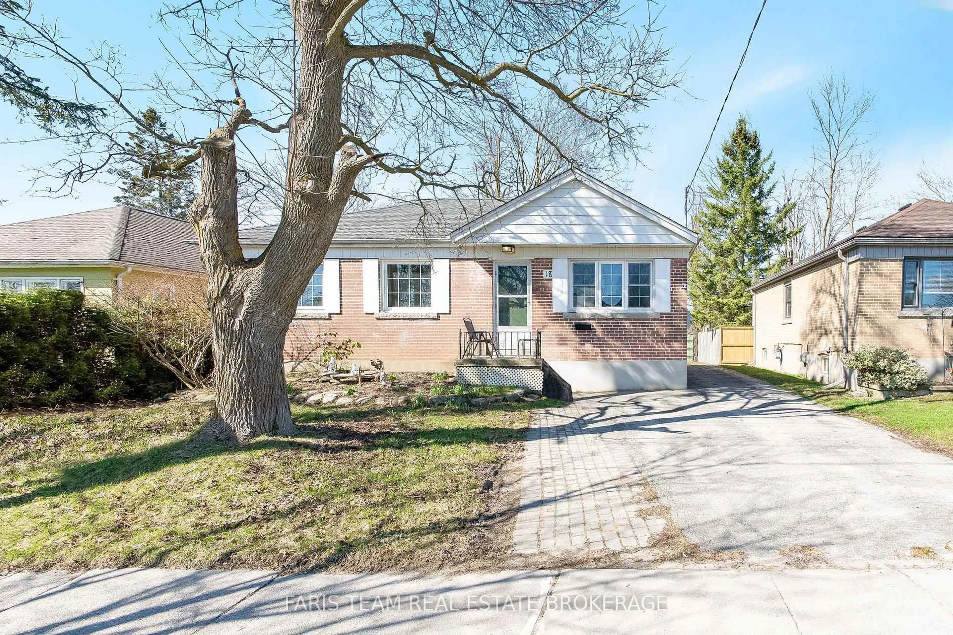 Home with brick exterior material, street for 18 Newton St, Barrie Ontario L4M 3N3