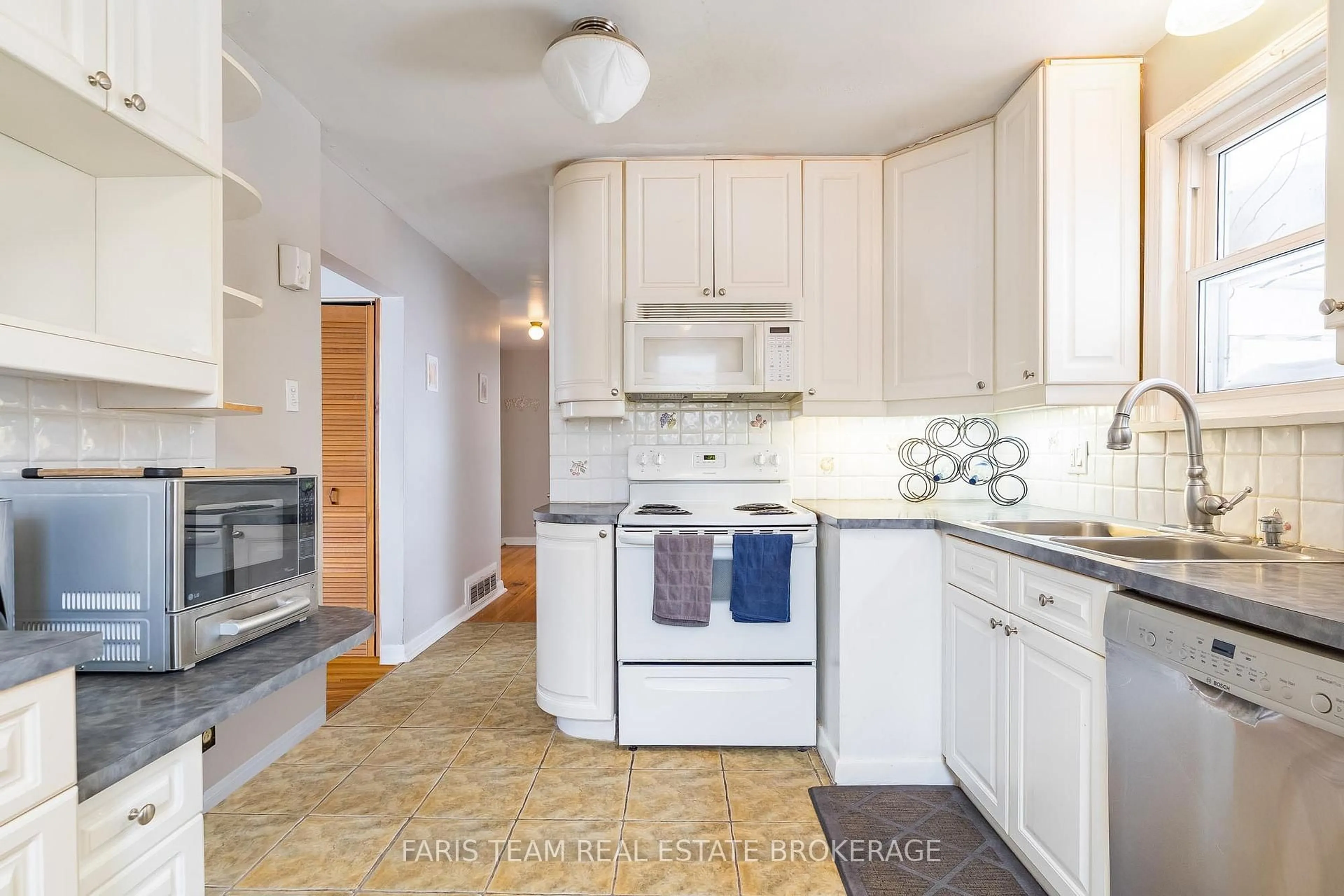Standard kitchen, unknown for 18 Newton St, Barrie Ontario L4M 3N3