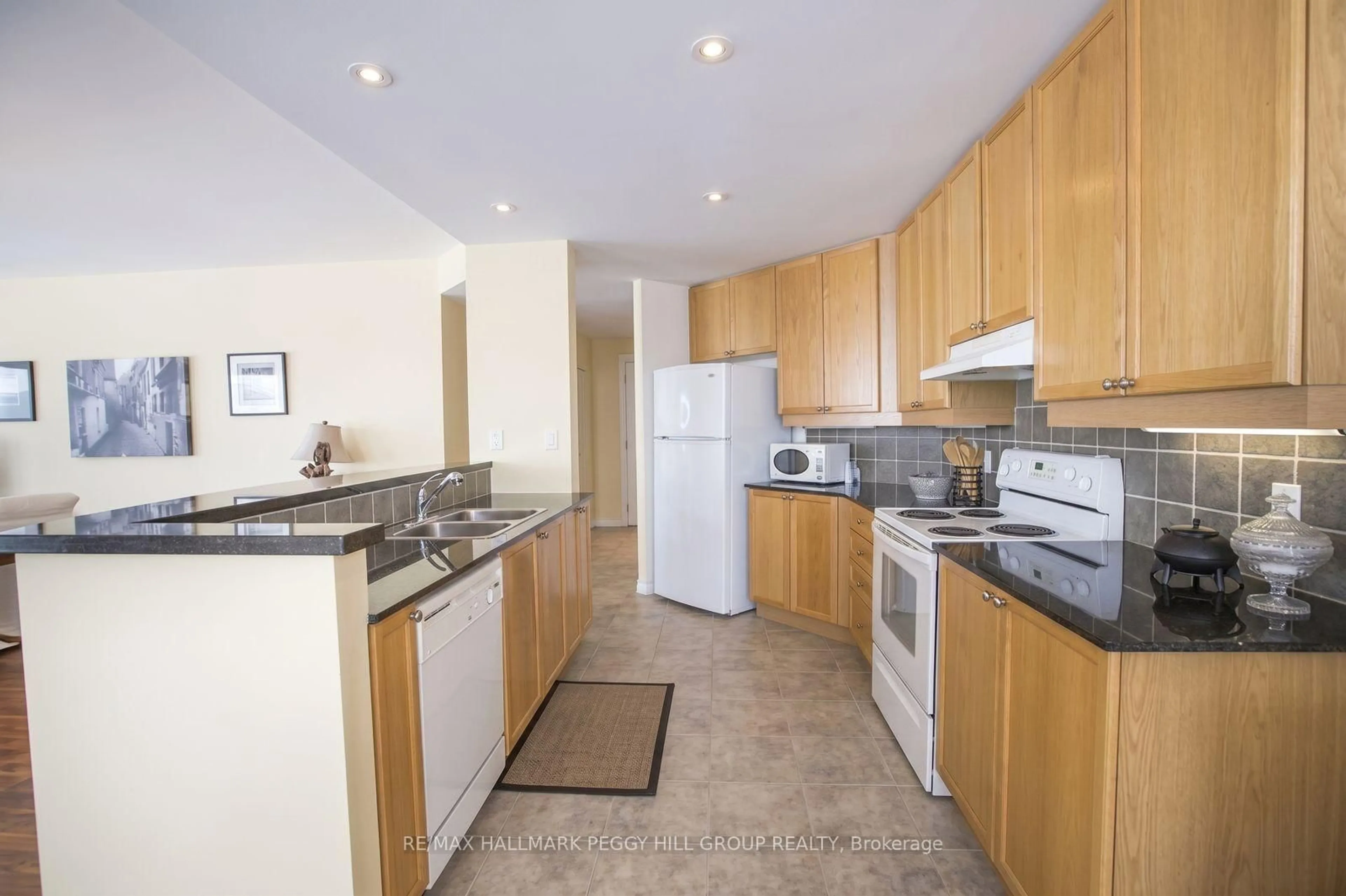 Standard kitchen, unknown for 6 Toronto St #901, Barrie Ontario L4N 9R2