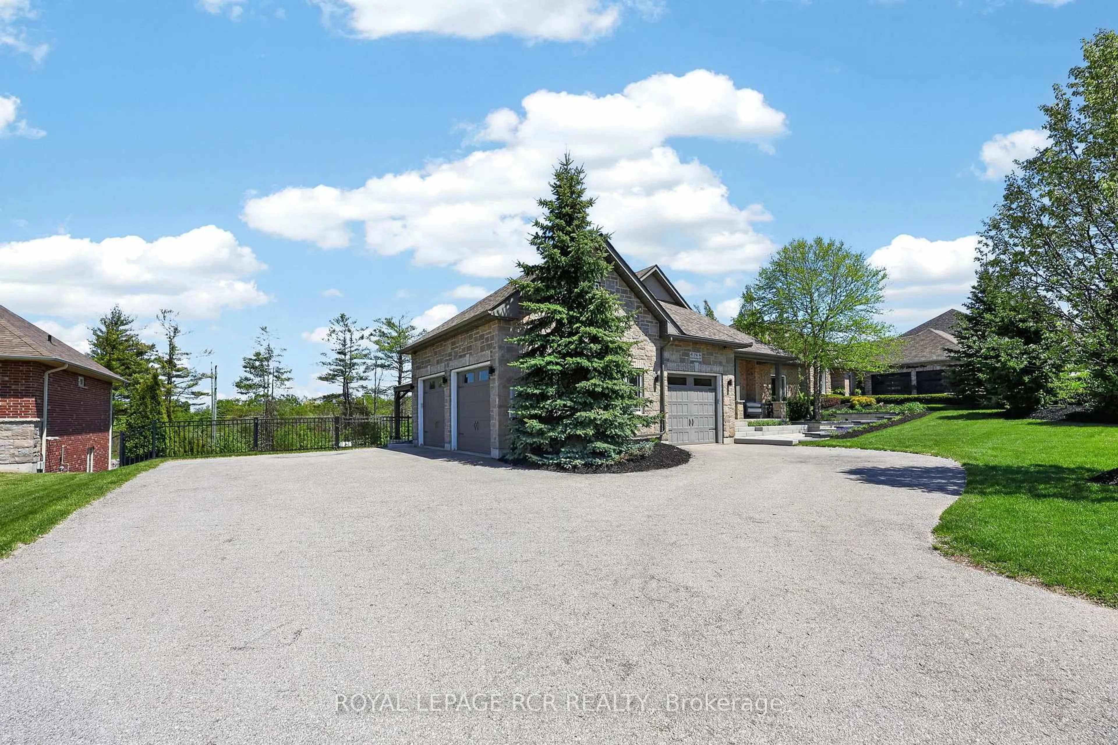 A pic from outside/outdoor area/front of a property/back of a property/a pic from drone, unknown for 78 Glenhuron Dr, Springwater Ontario L9X 0V4