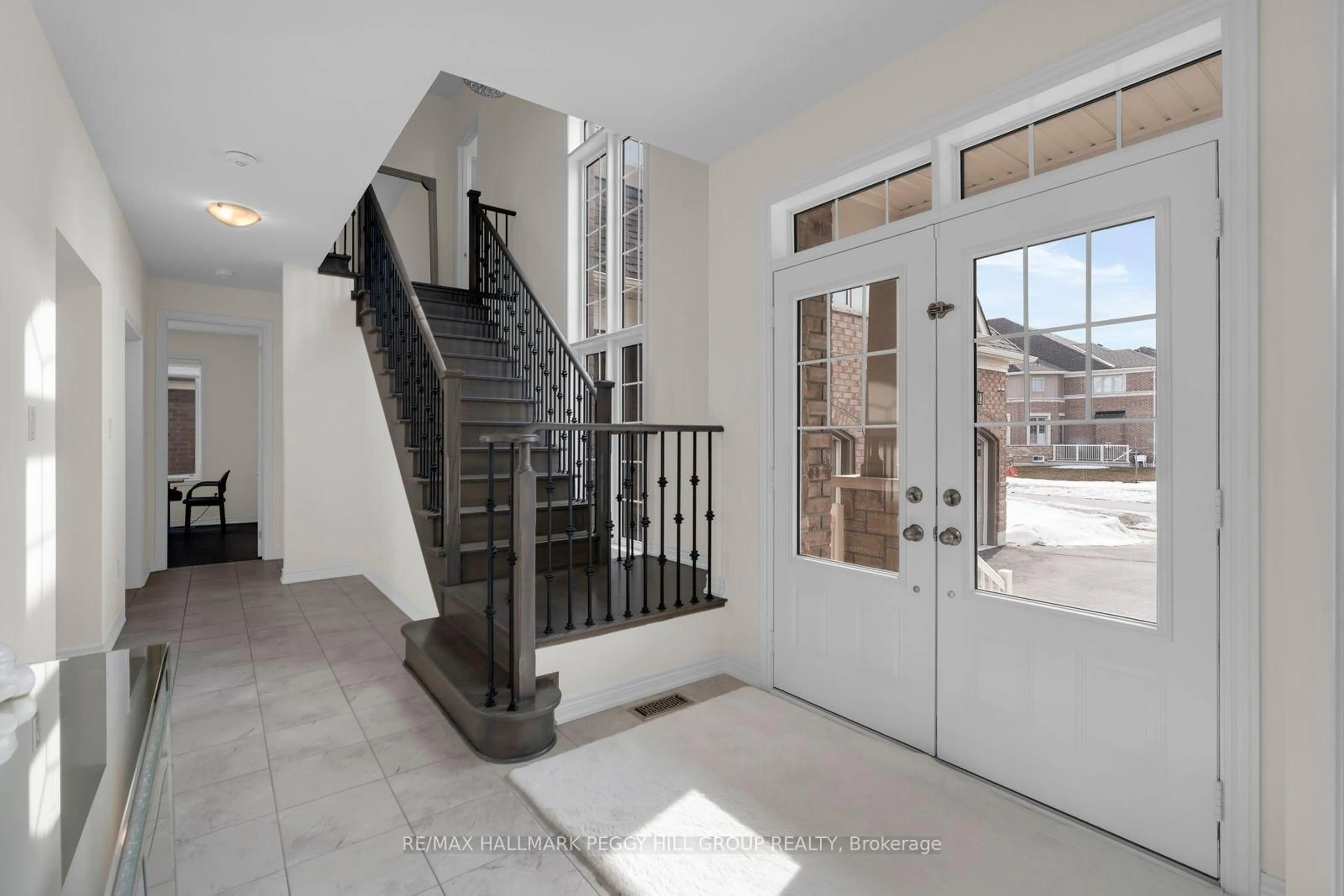 Indoor entryway for 113 Rugman Cres, Springwater Ontario L9X 2A5