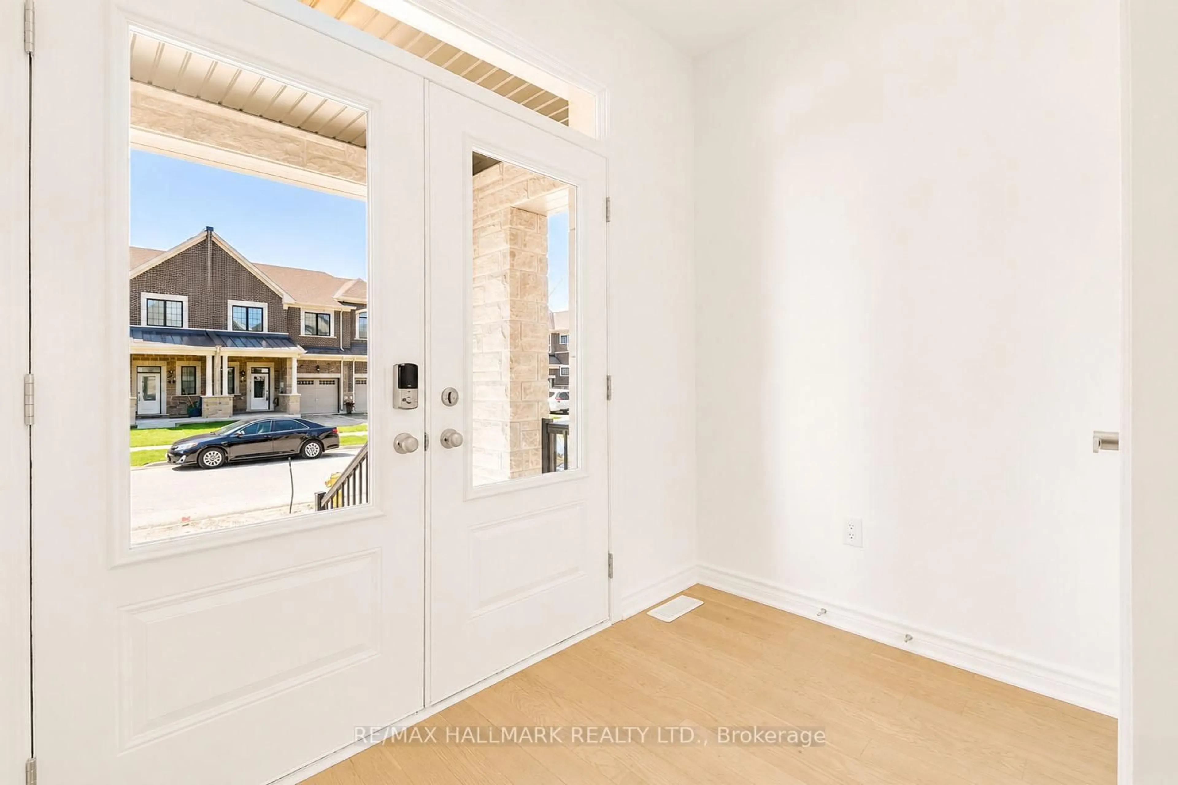 Indoor entryway for 43 Foxley Hts, Barrie Ontario L9J 1A6