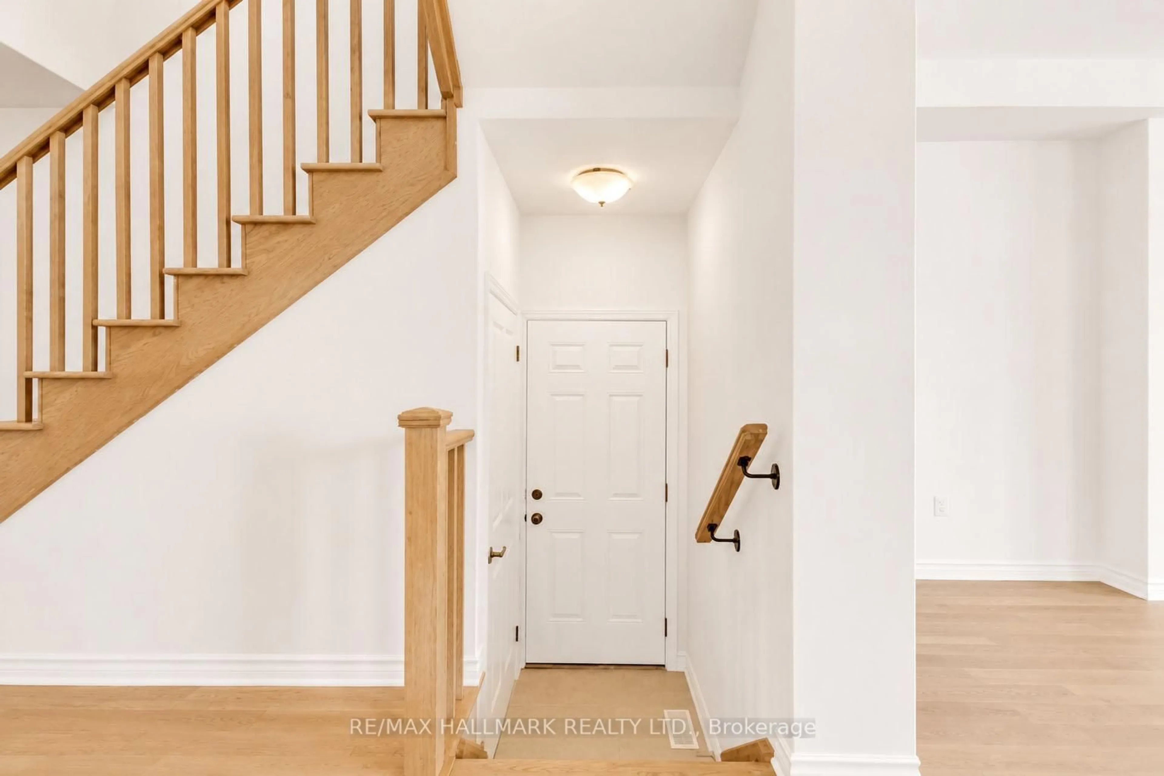 Indoor entryway for 43 Foxley Hts, Barrie Ontario L9J 1A6