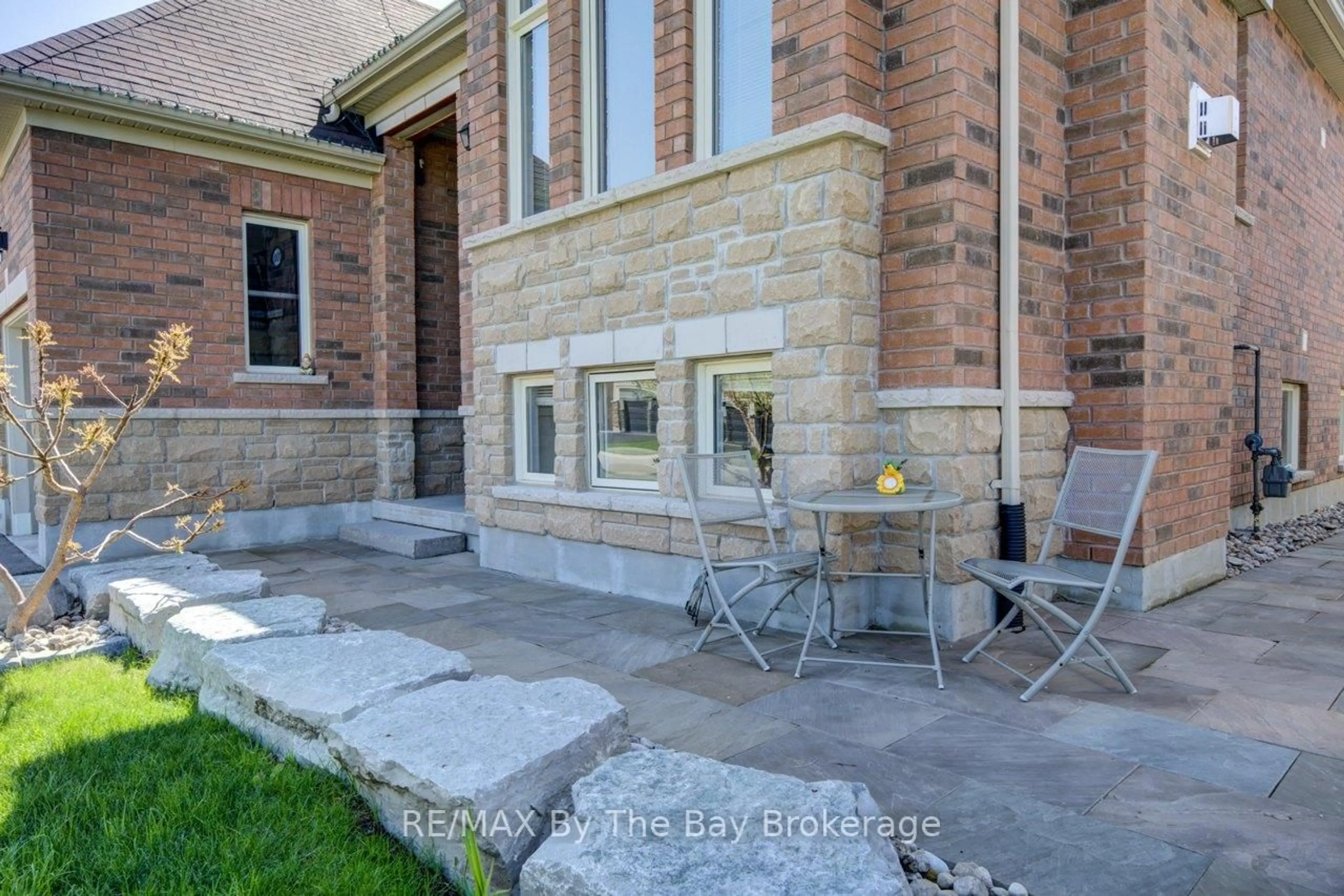 Patio, street for 100 ALLEGRA Dr, Wasaga Beach Ontario L9Z 1P2