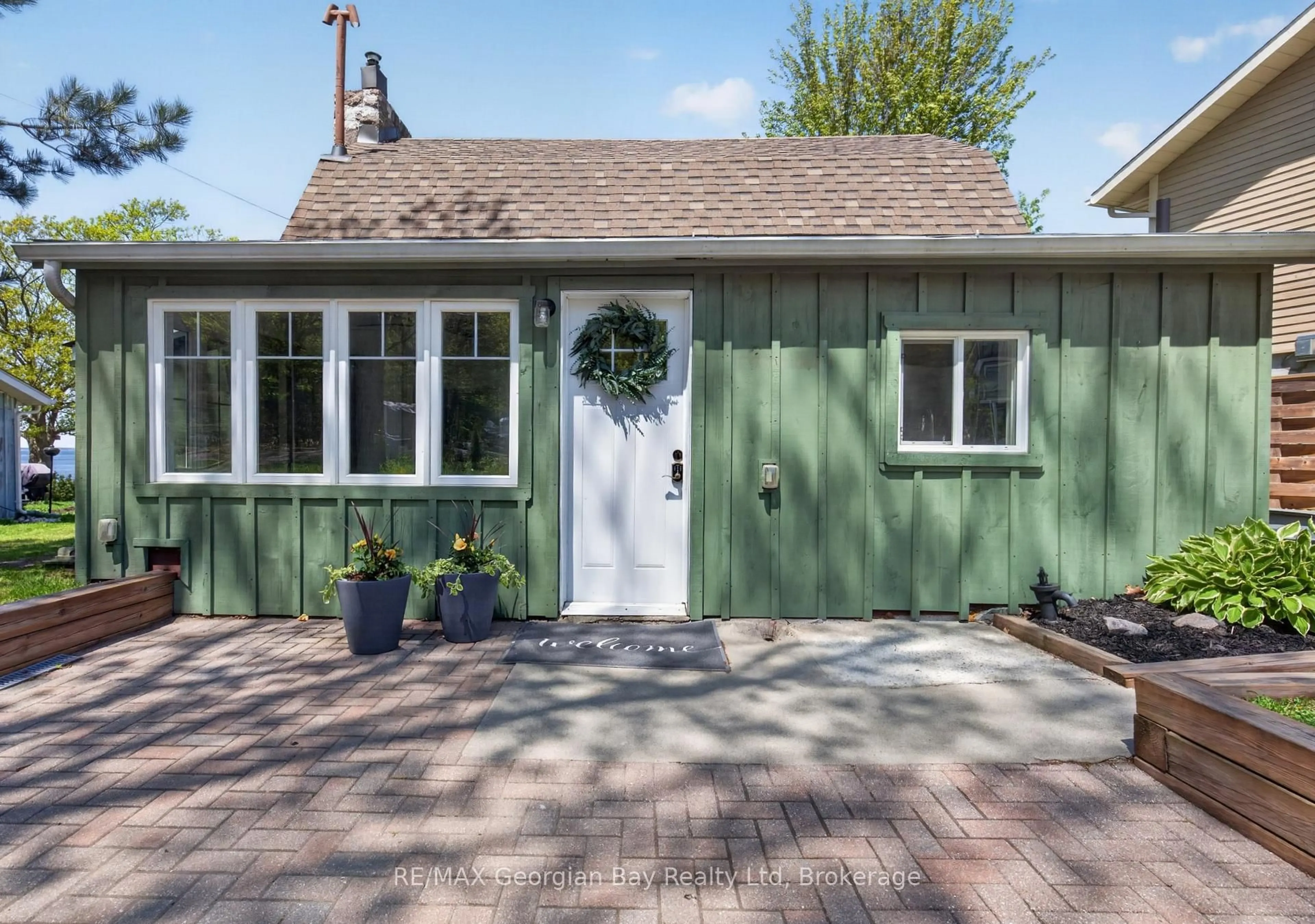 Home with vinyl exterior material, street for 83 BEACH Rd, Tiny Ontario L9M 1R2