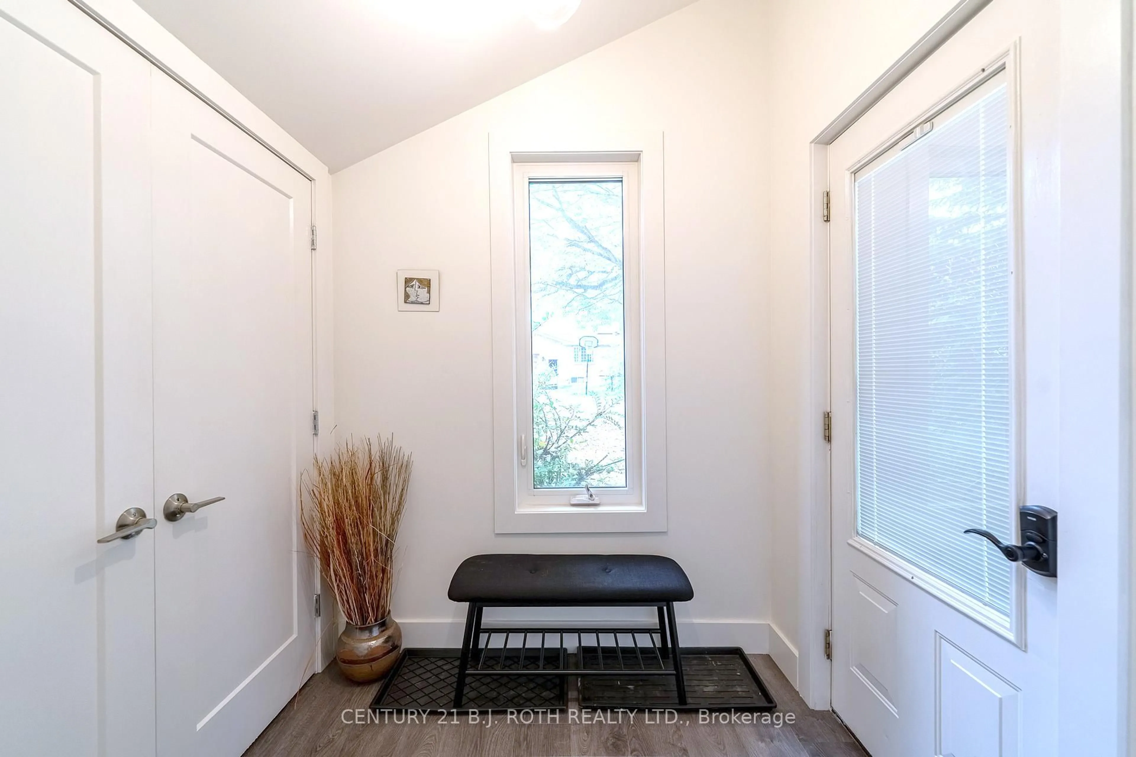 Indoor entryway for 8101 Kings River Rd, Ramara Ontario L0K 2B0