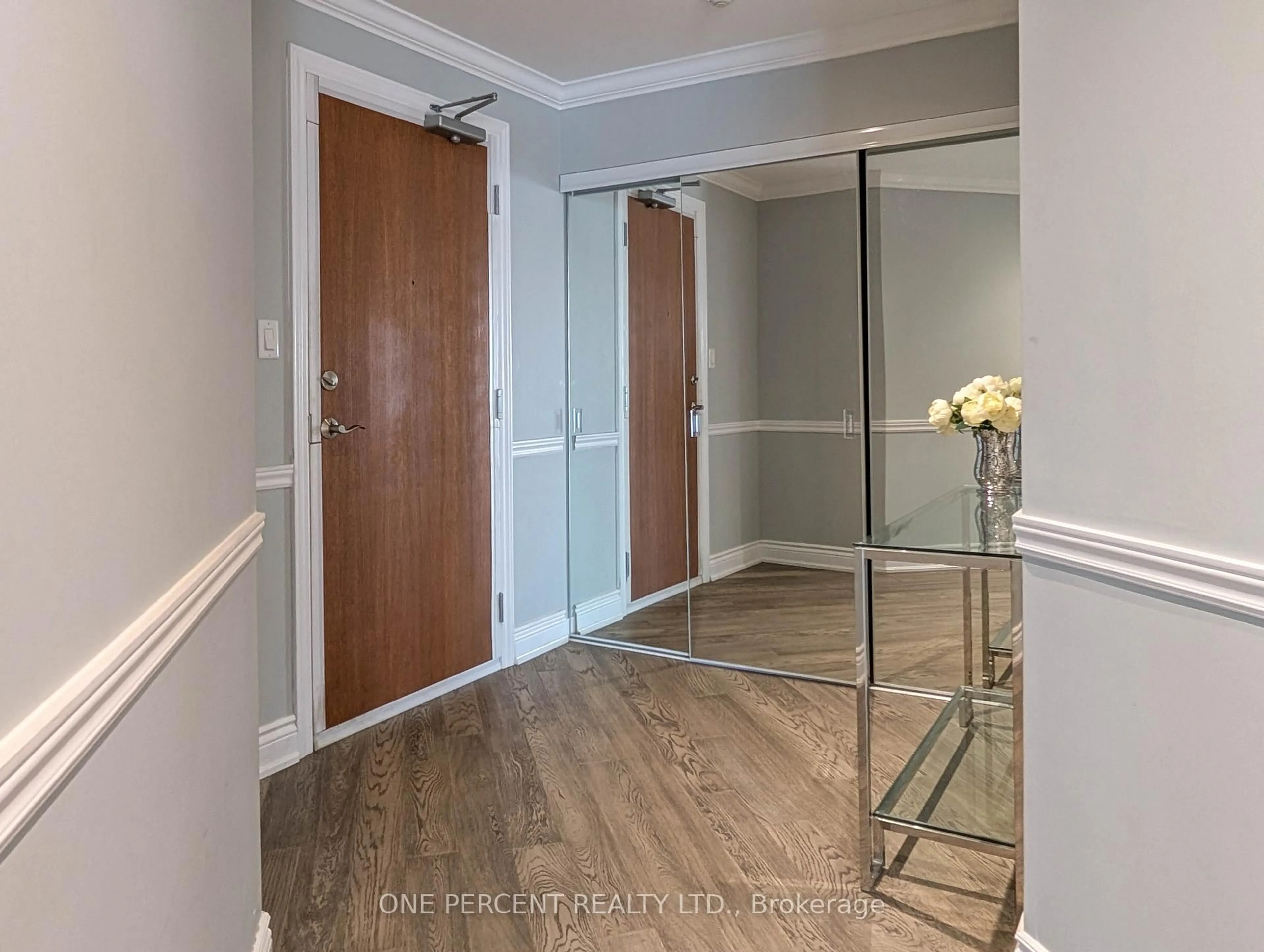 Indoor entryway for 33 ELLEN St #604, Barrie Ontario L4N 6E9